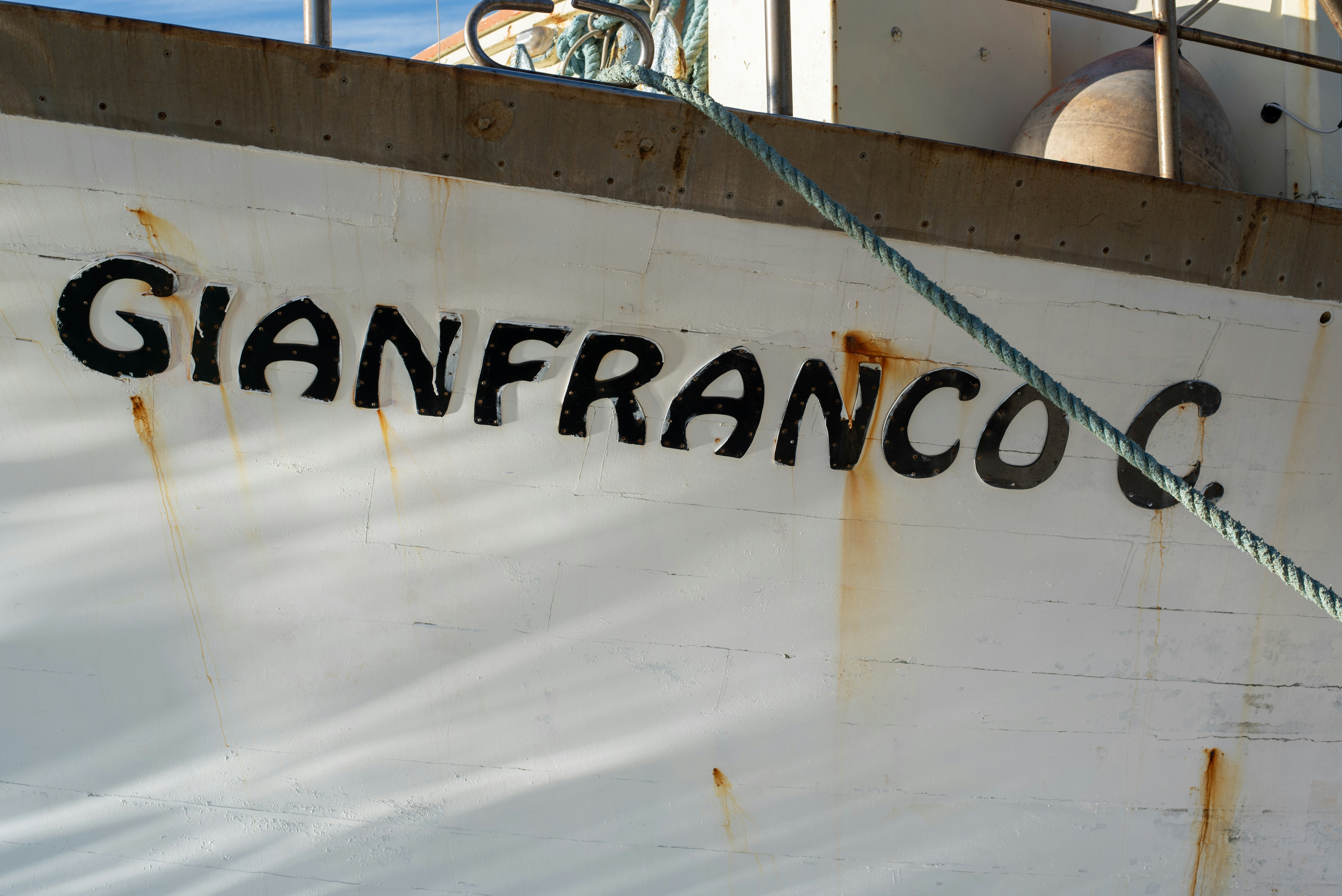 白い船に乗ったジャンフランコcという名前。