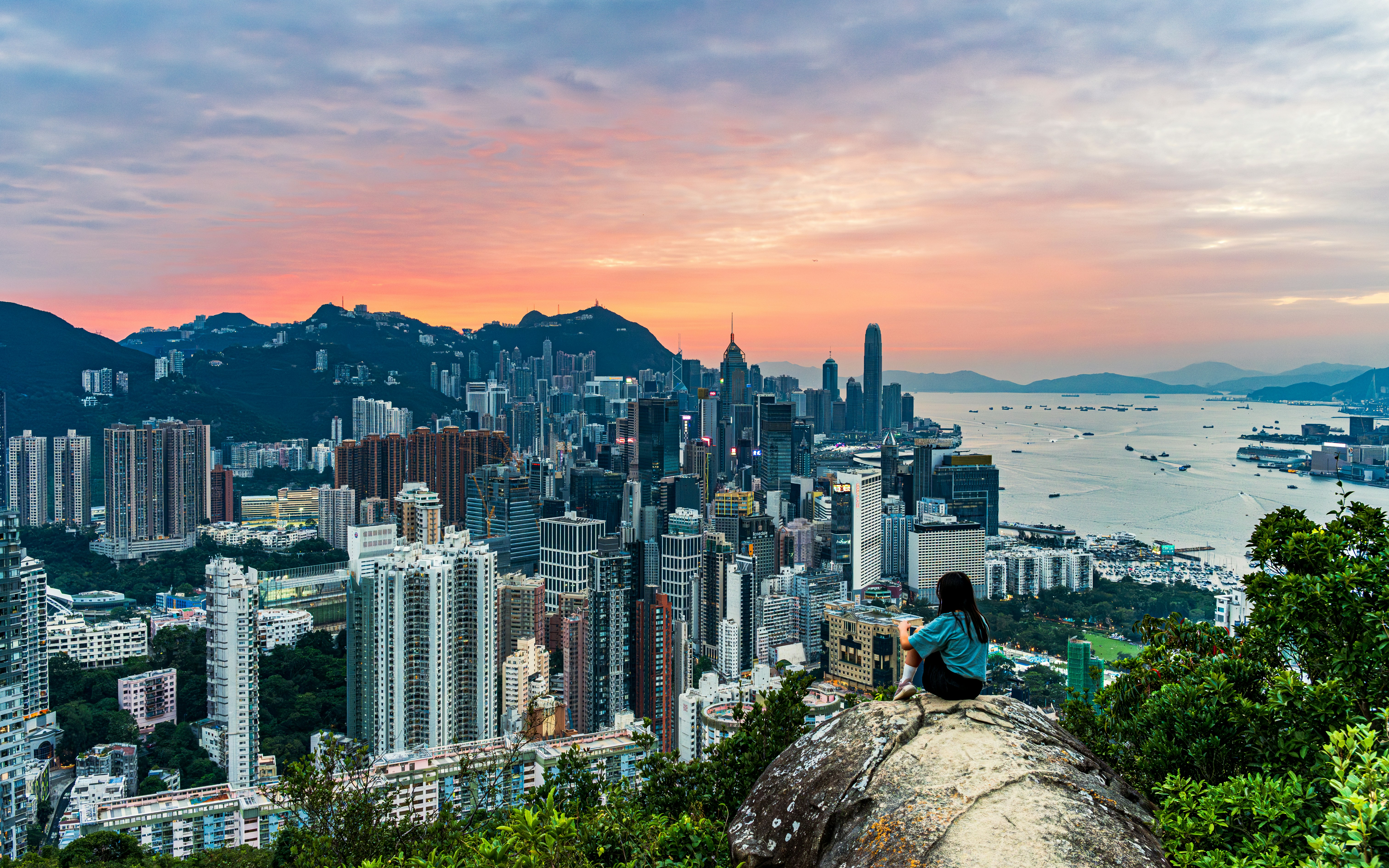 Stay online in the Hong Kong with a prepaid eSIM from eSIMlii. Instant activation, no roaming charges, and reliable coverage.