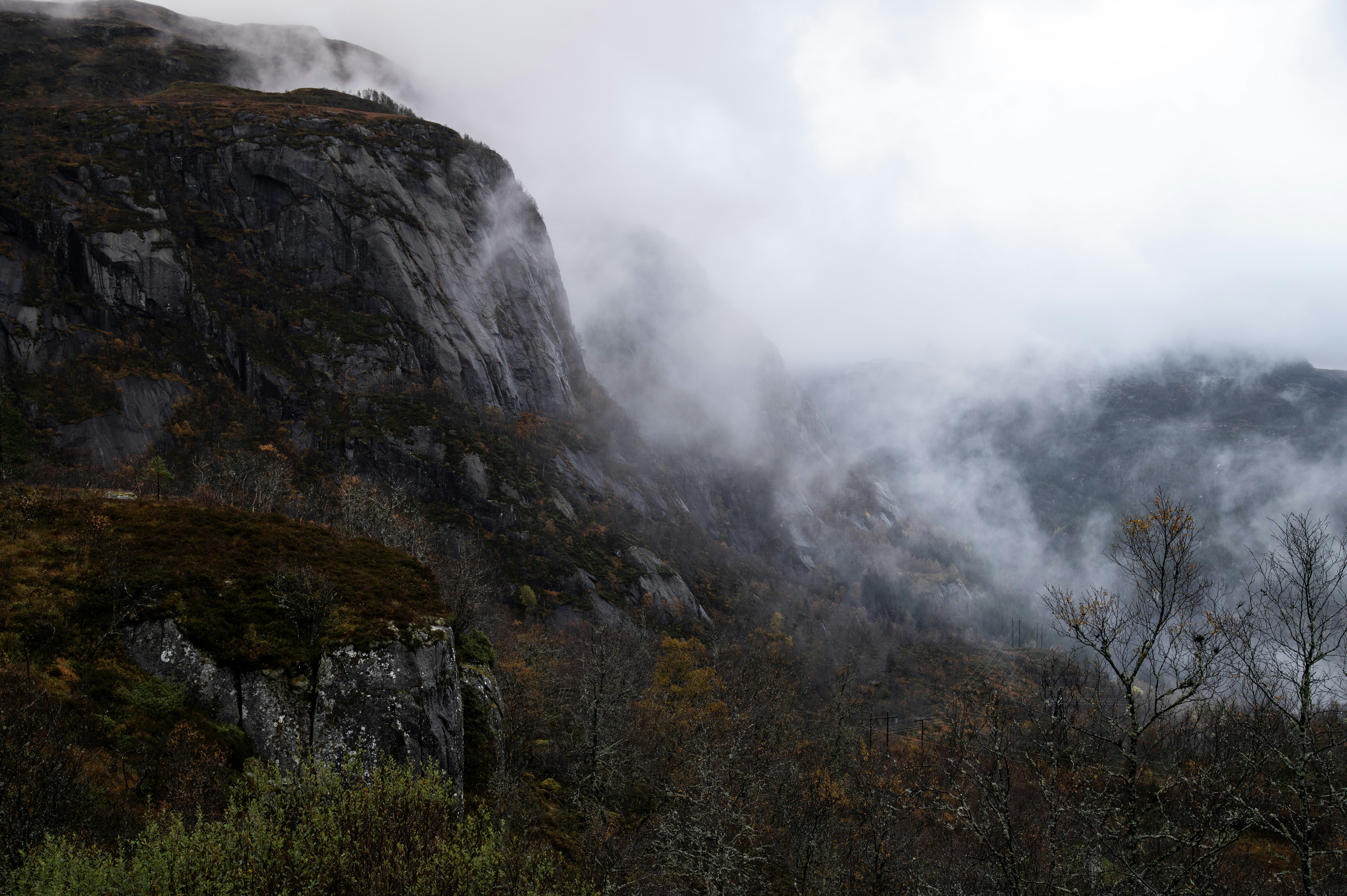 Nebelige Berglandschaft mit felsigen Klippen