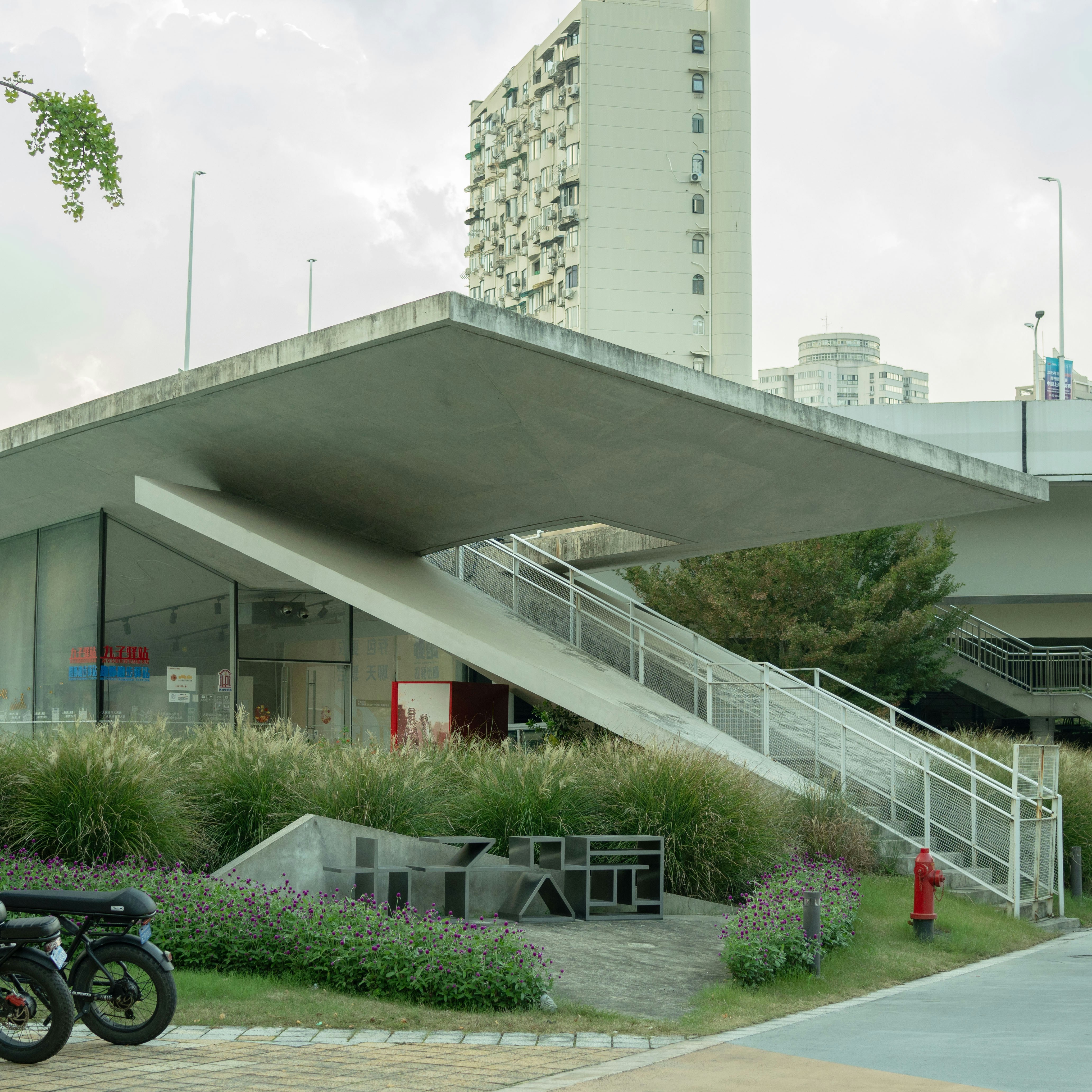 Modernes Gebäude mit schrägem Dach und Treppe.