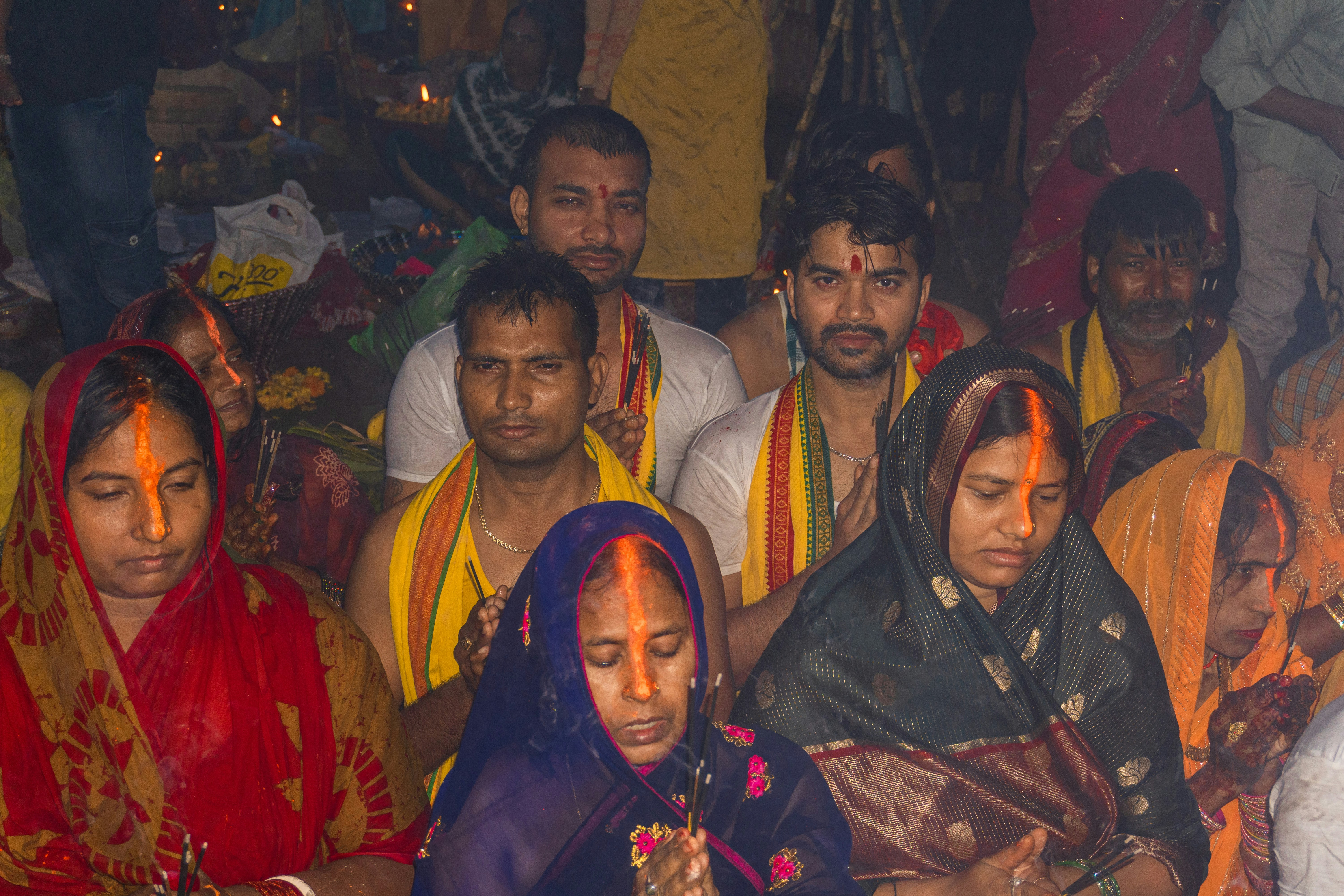 दुर्घटनाग्रस्त मिनी कूपर और बाइक के मलबे की तस्वीर, जिसे पुलिसकर्मी घेर कर जांच कर रहे हैं।