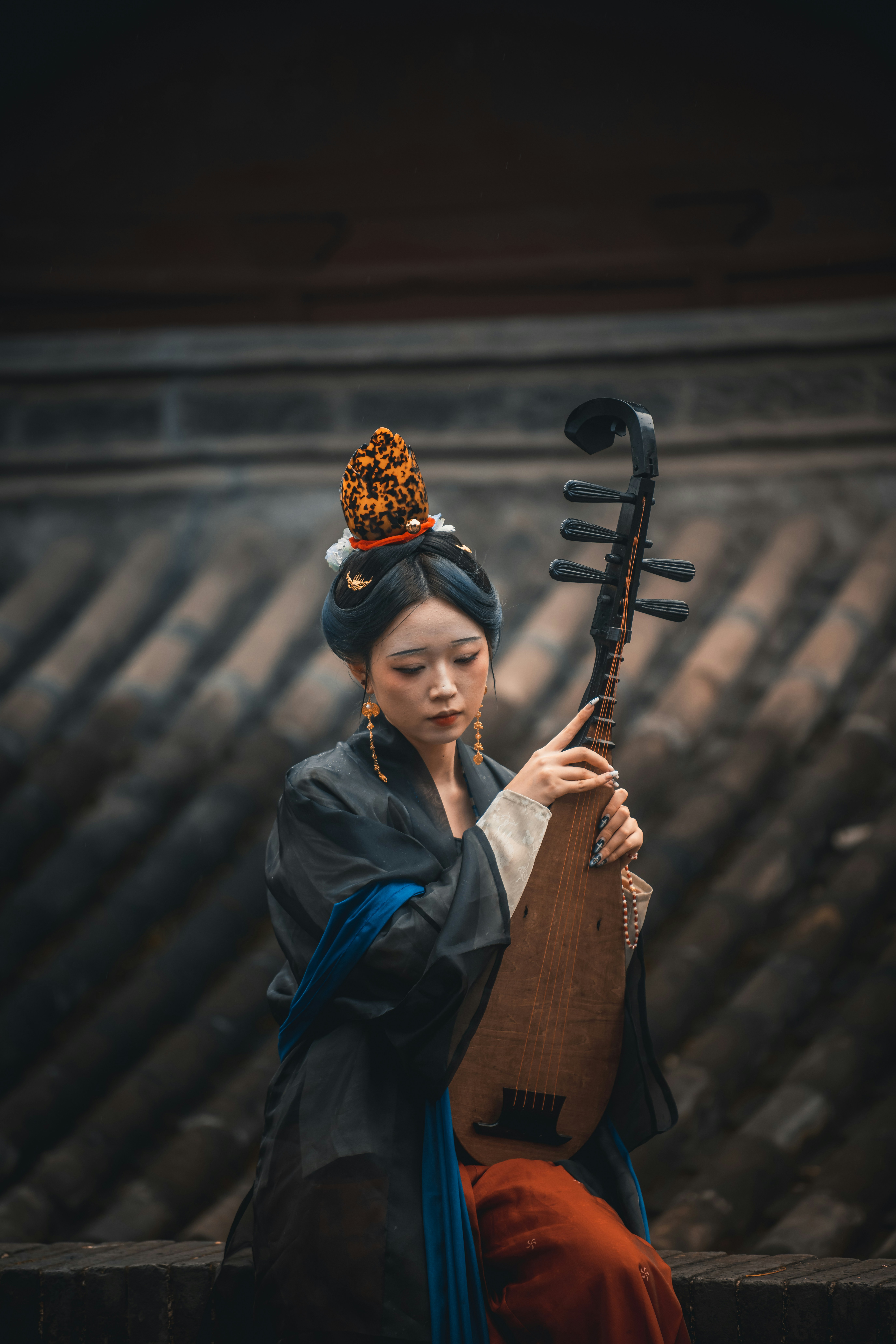 Woman in traditional chinese clothing holding a pipa