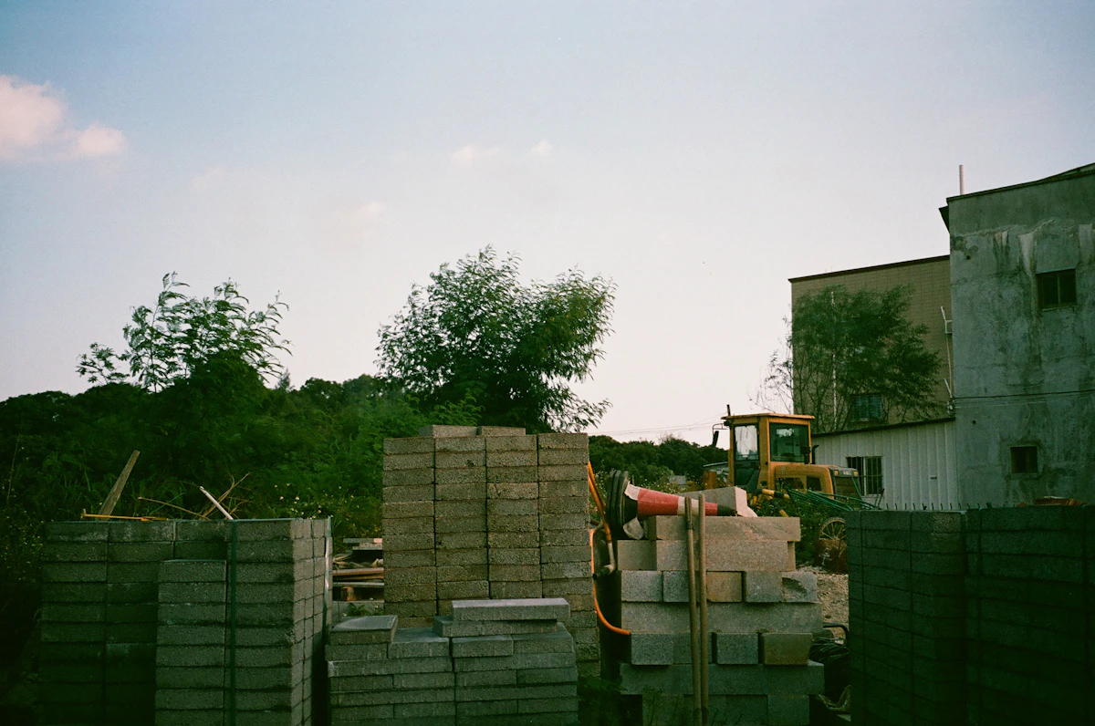 Matériaux de construction et briques sur chantier