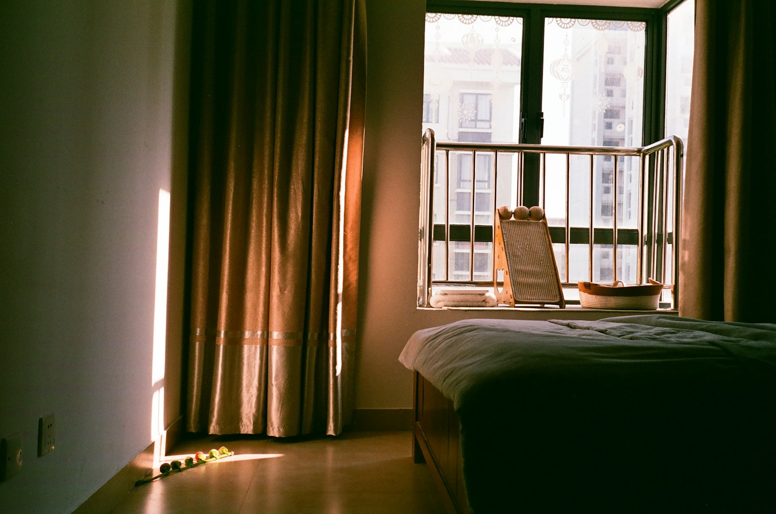 Dormitorio con luz de sol entrando por cortinas de ventana