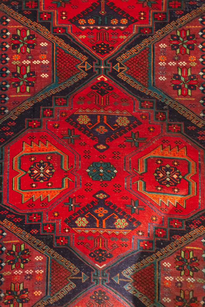 Covor roșu cu model geometric tradițional
