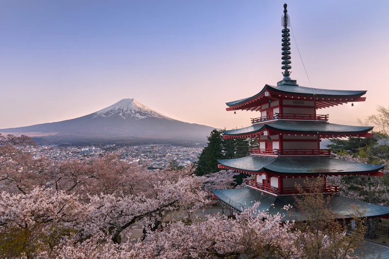 Pagoda con el Monte Fuji y cerezos en flor en Japón