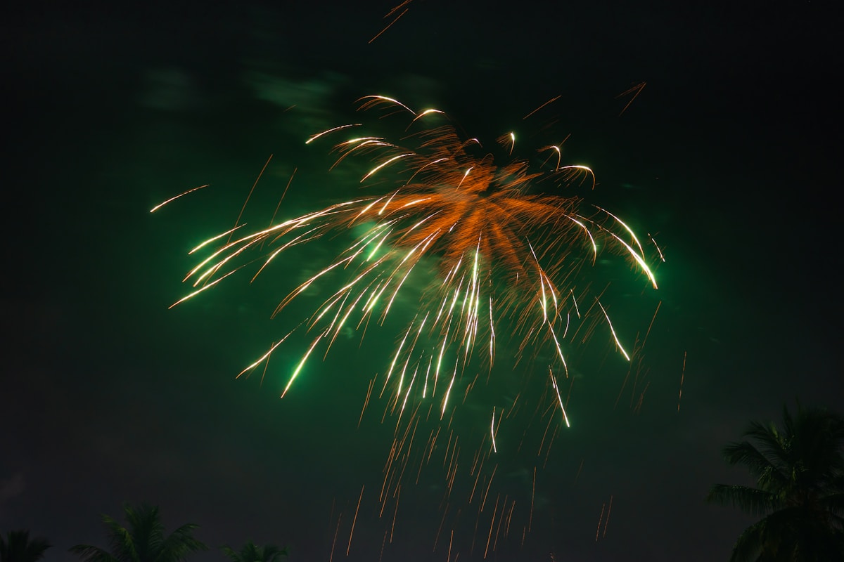 暗い夜空に開く花火のイメージ