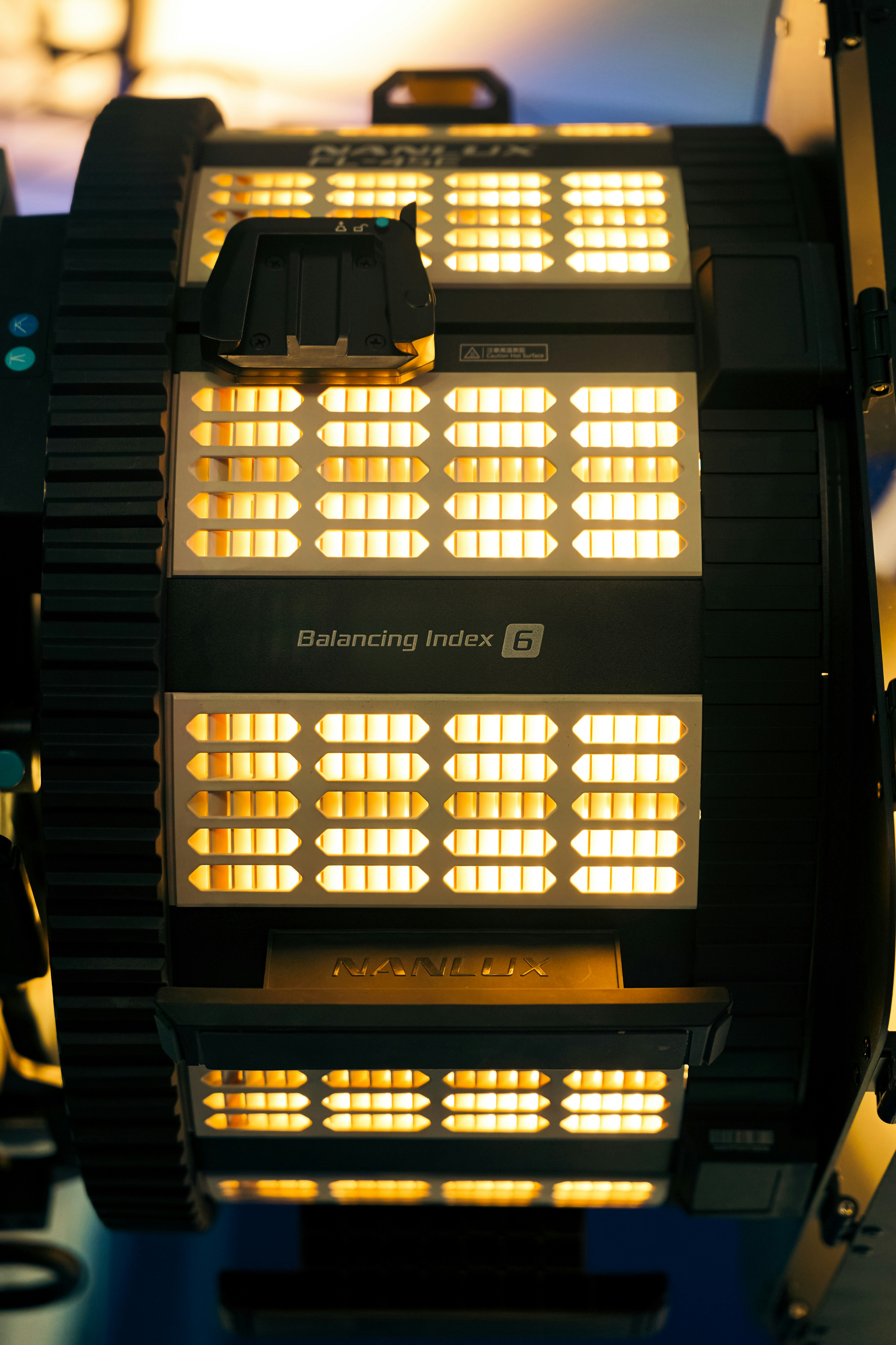 Gros plan d’un luminaire professionnel avec des ampoules lumineuses.