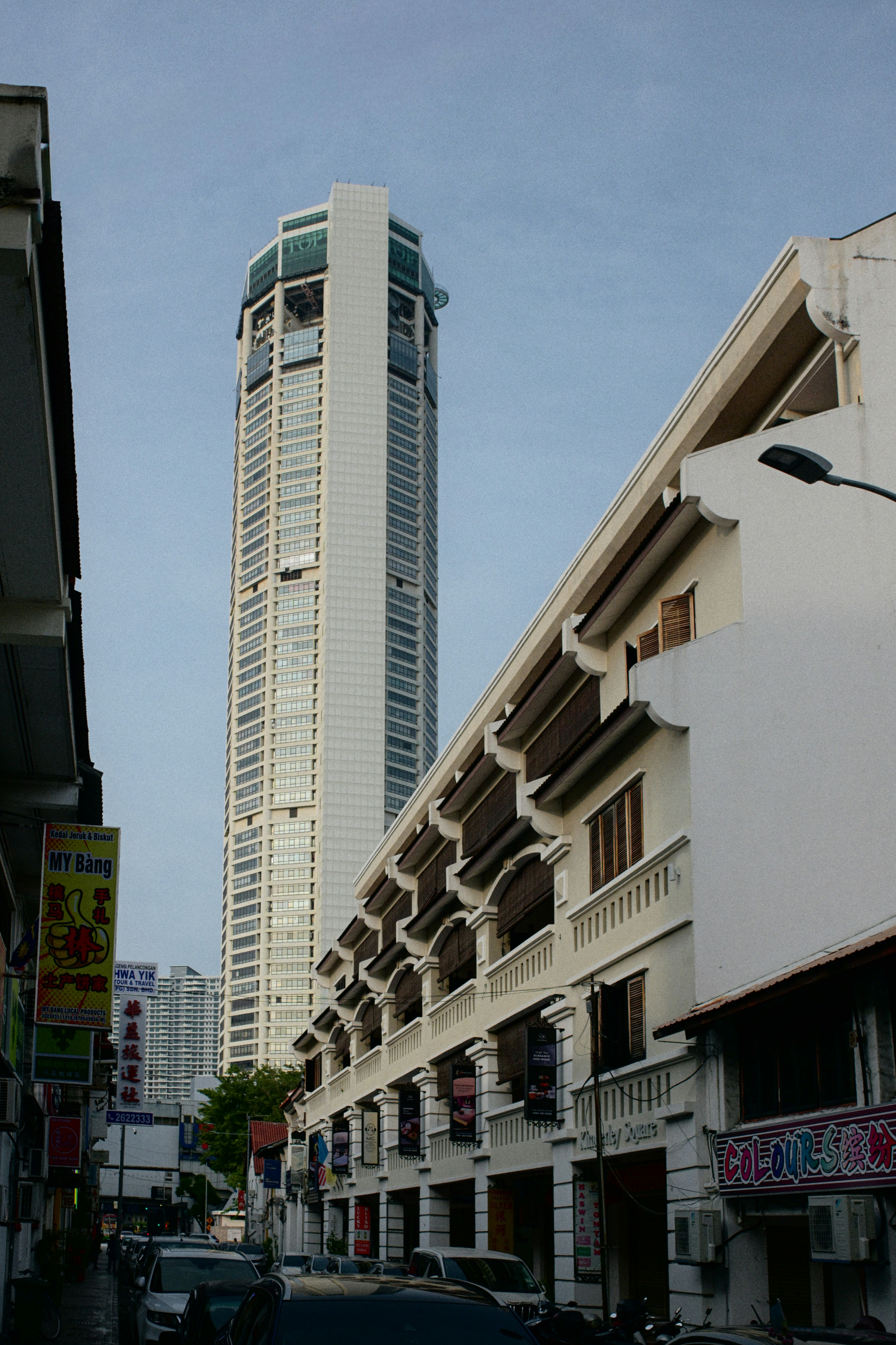 伝統的な建物の裏側にある高層ビル