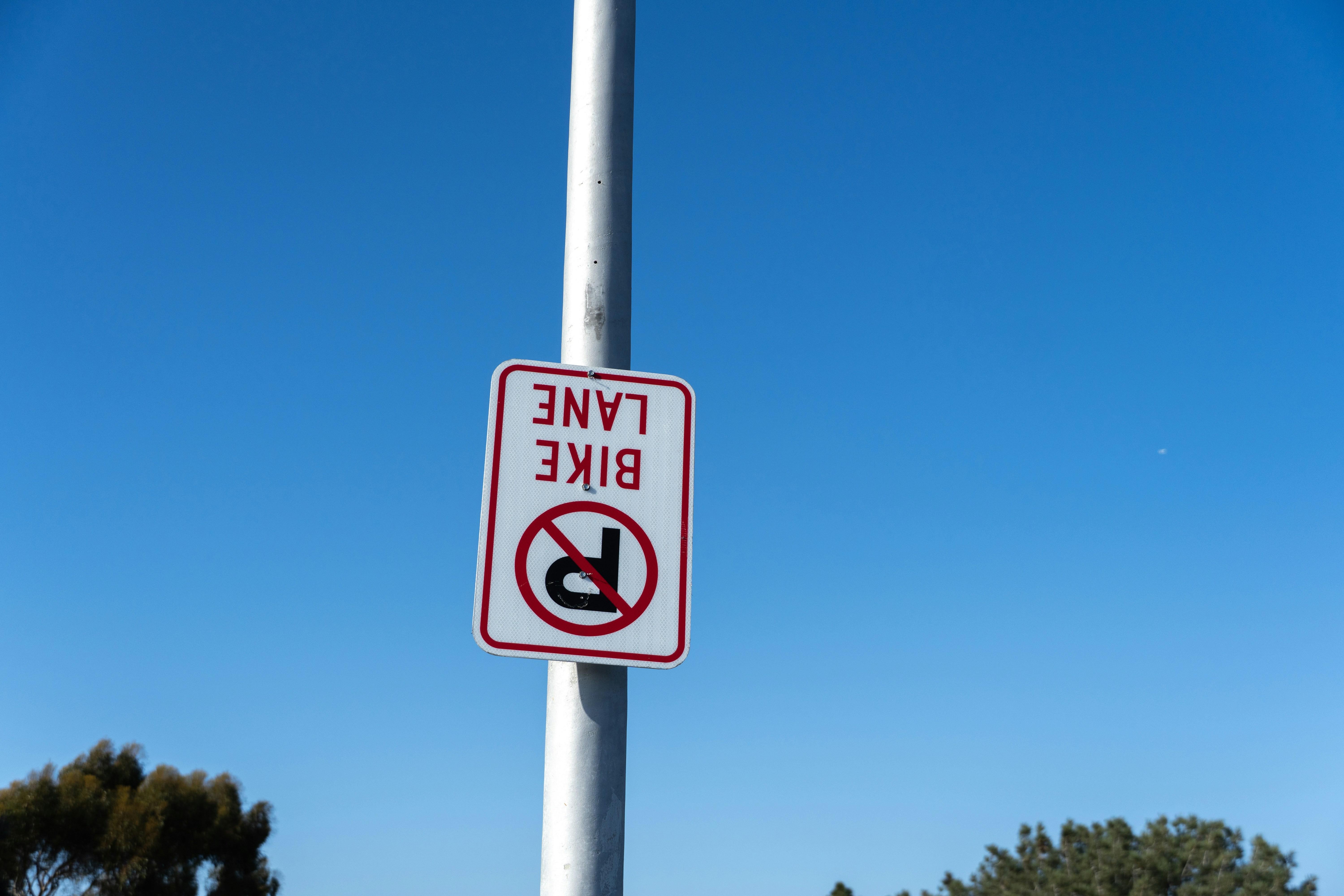 No u-turn bike lane sign on pole