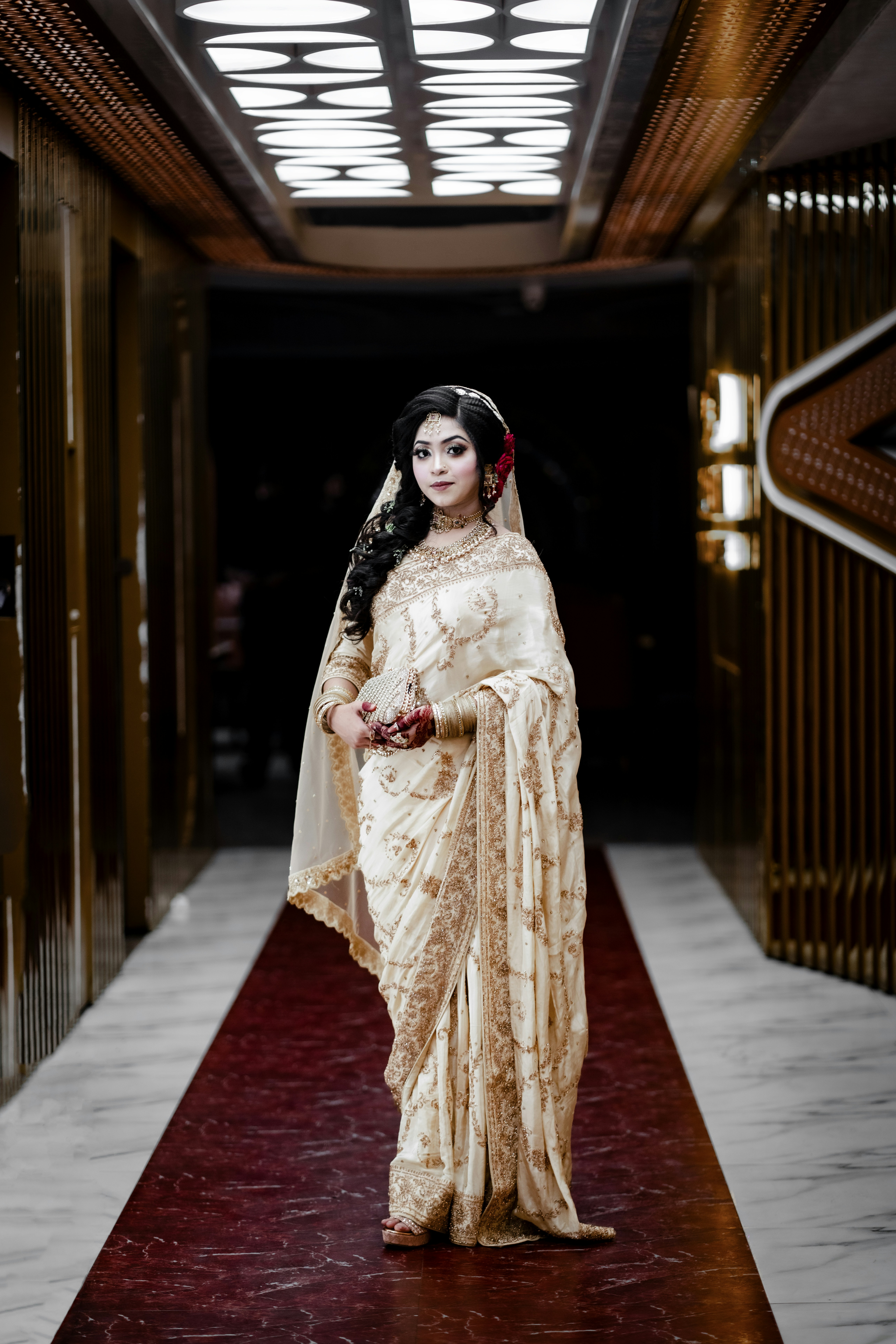 elegant wedding dress wallpaper, ilustrasi artikel 2024 Wedding Dress Trends: What's Hot for Brides 1