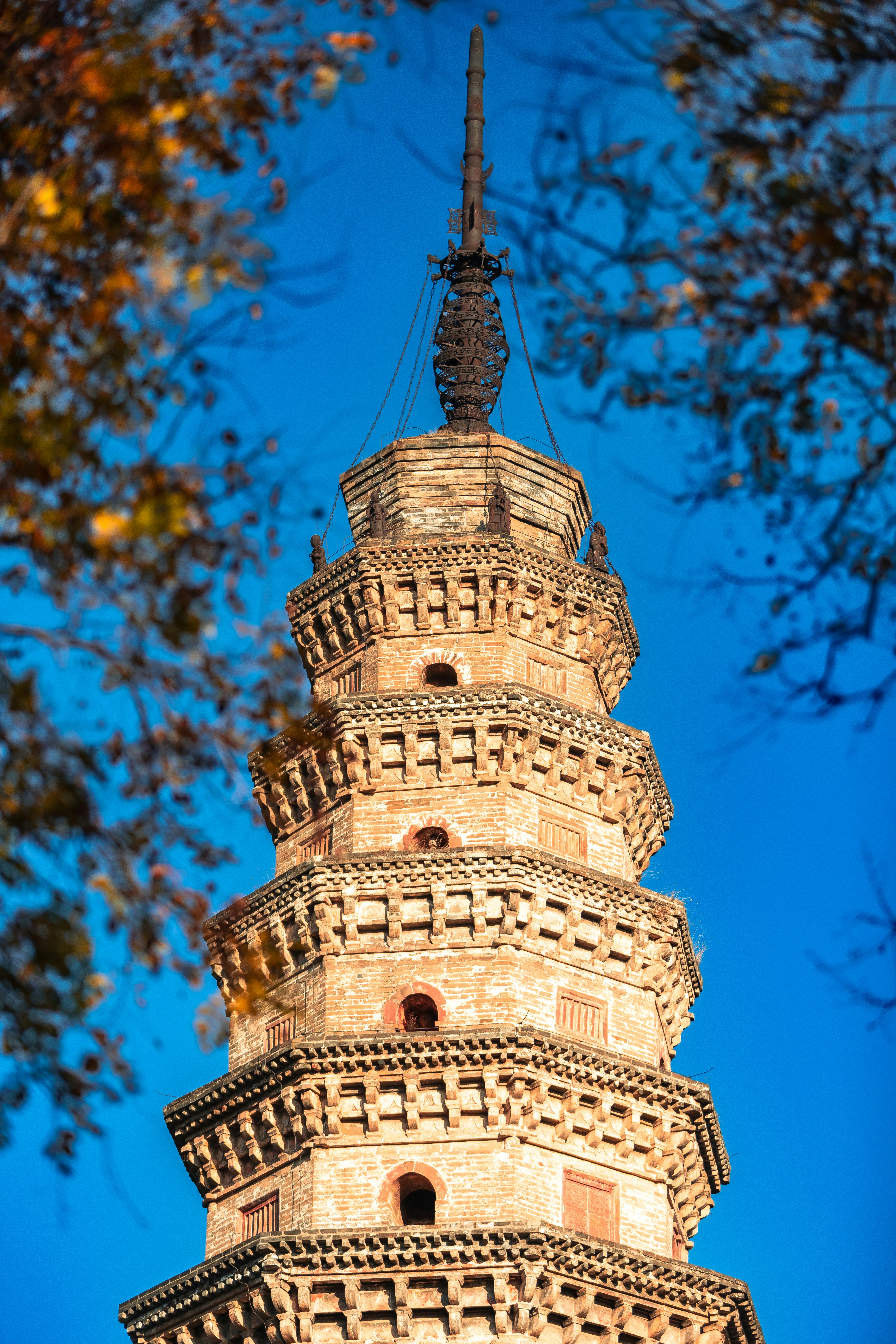真っ青な空を背景に華やかな古塔。