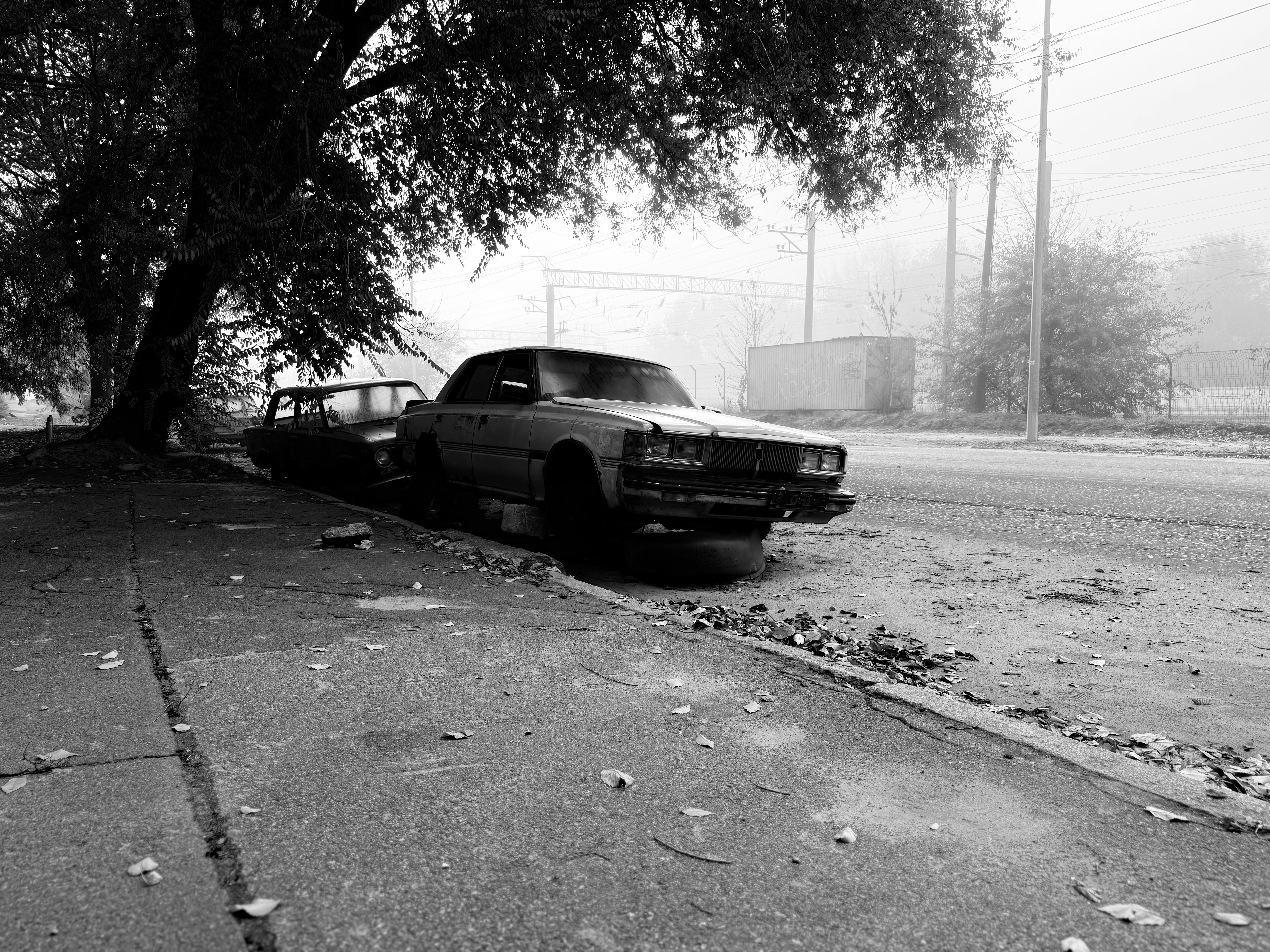 एक अस्पताल के गेट के बाहर मीडियाकर्मी भीड़ जमा किए हुए हैं, कुछ स्थानीय लोग गुस्से में नारेबाजी कर रहे हैं।