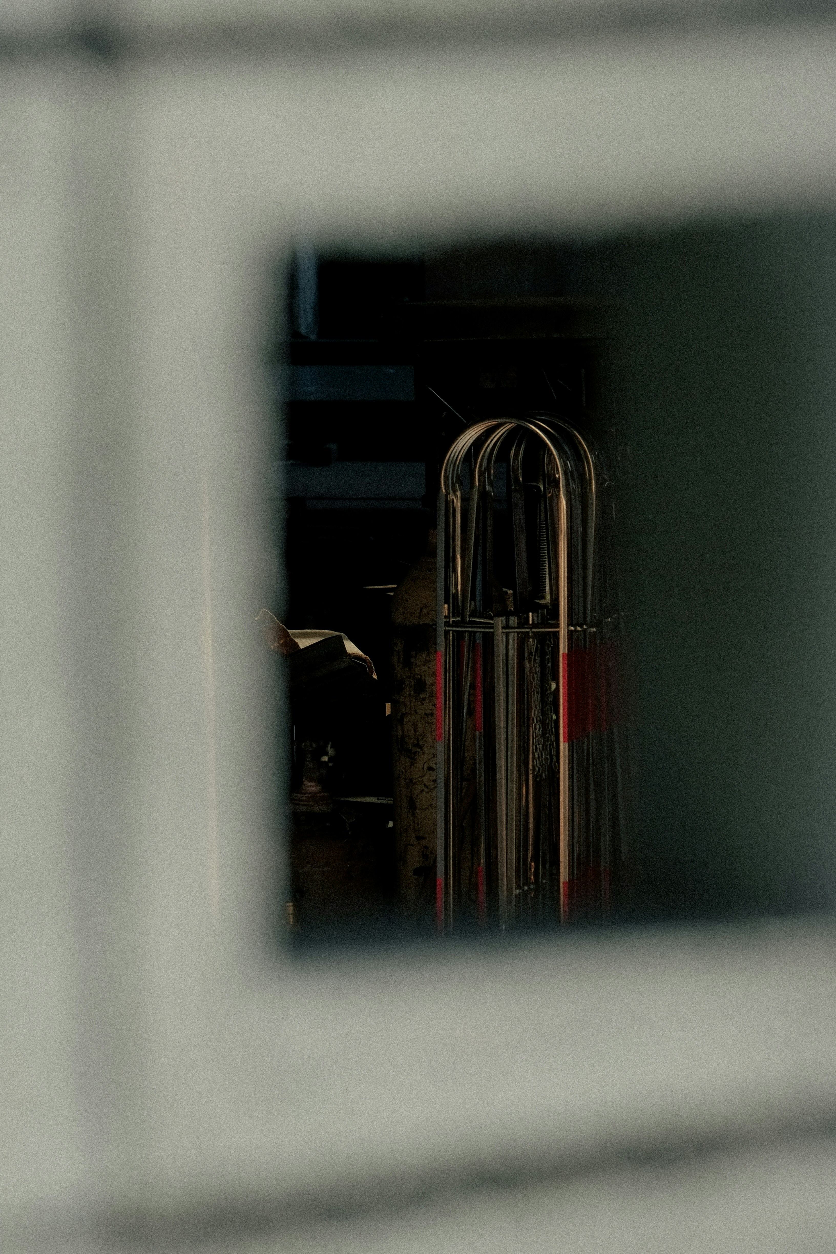 Primer plano de un objeto metálico a través de una ventana.