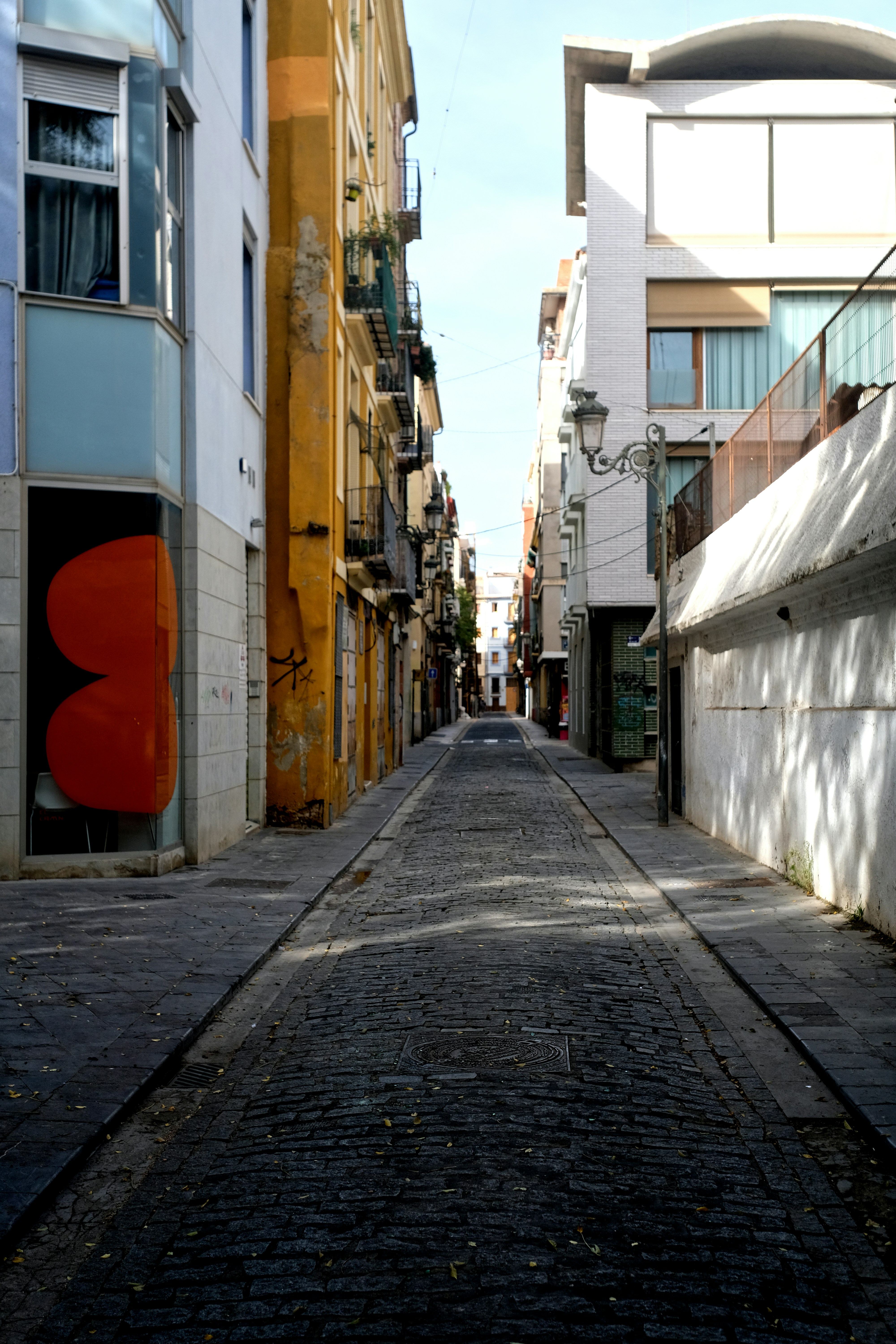 Schmale Kopfsteinpflasterstraße zwischen alten Gebäuden