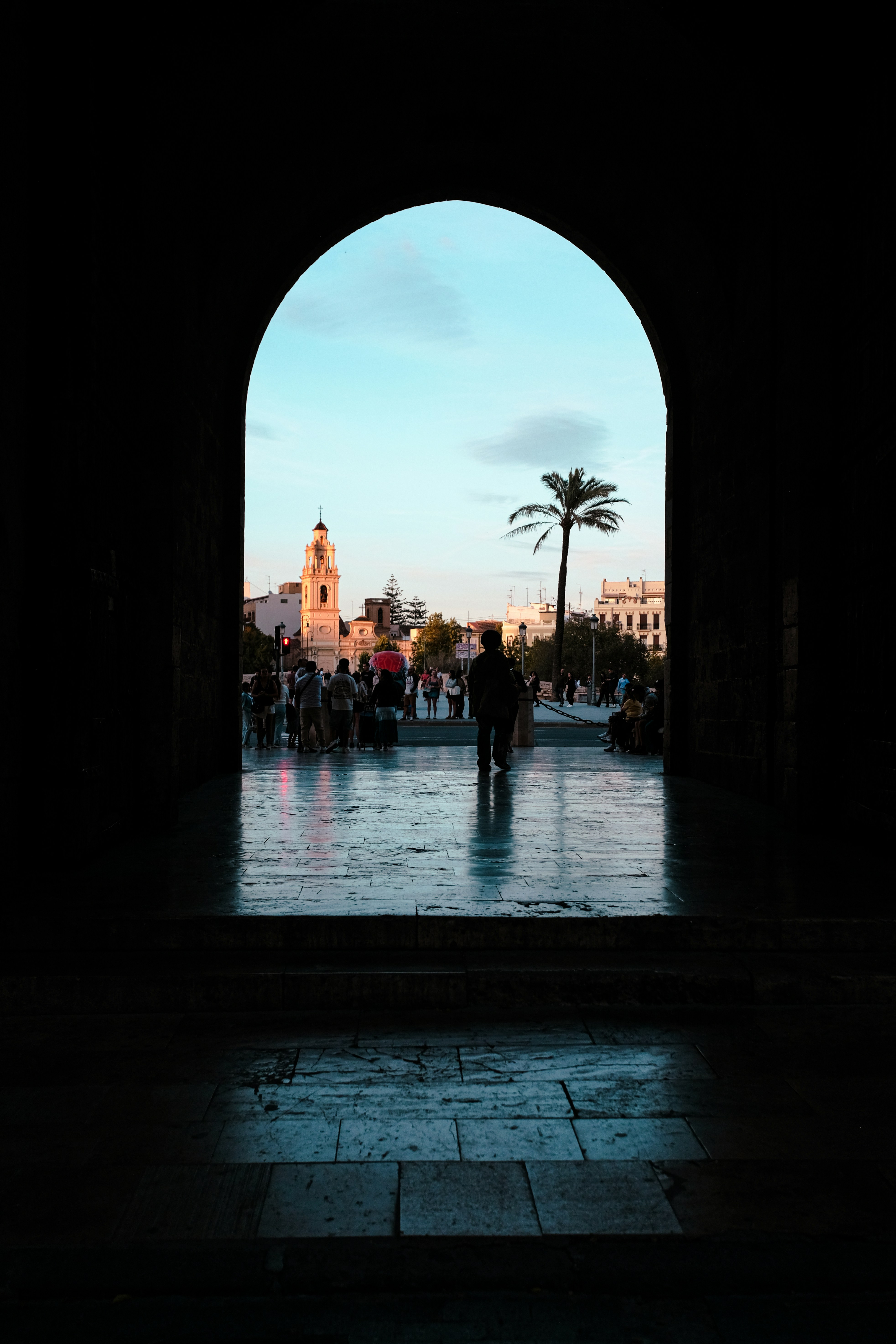 Silhouette der Person im Torbogen mit Blick auf den Stadtplatz