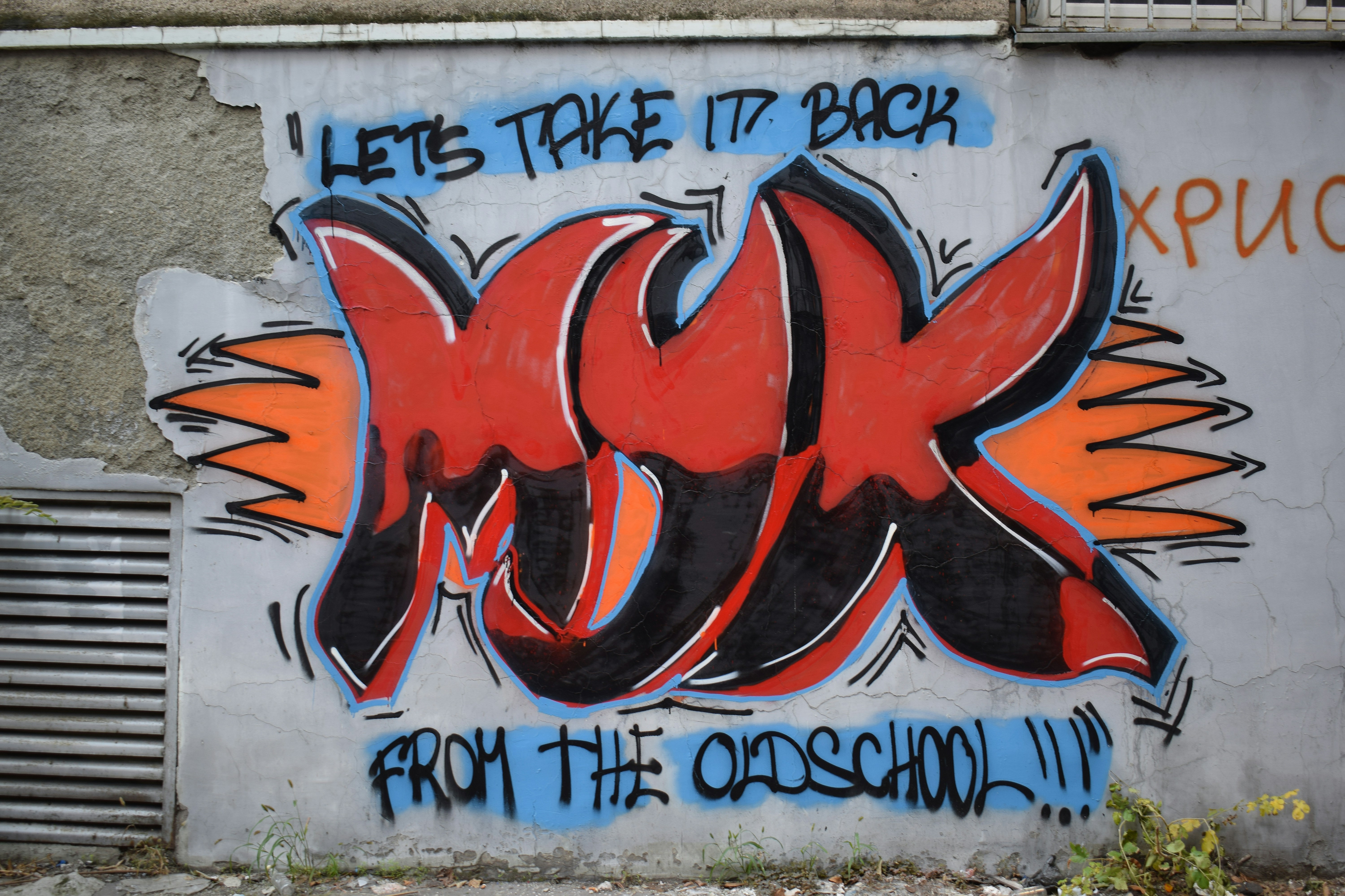 Arte de graffiti con texto en una pared.