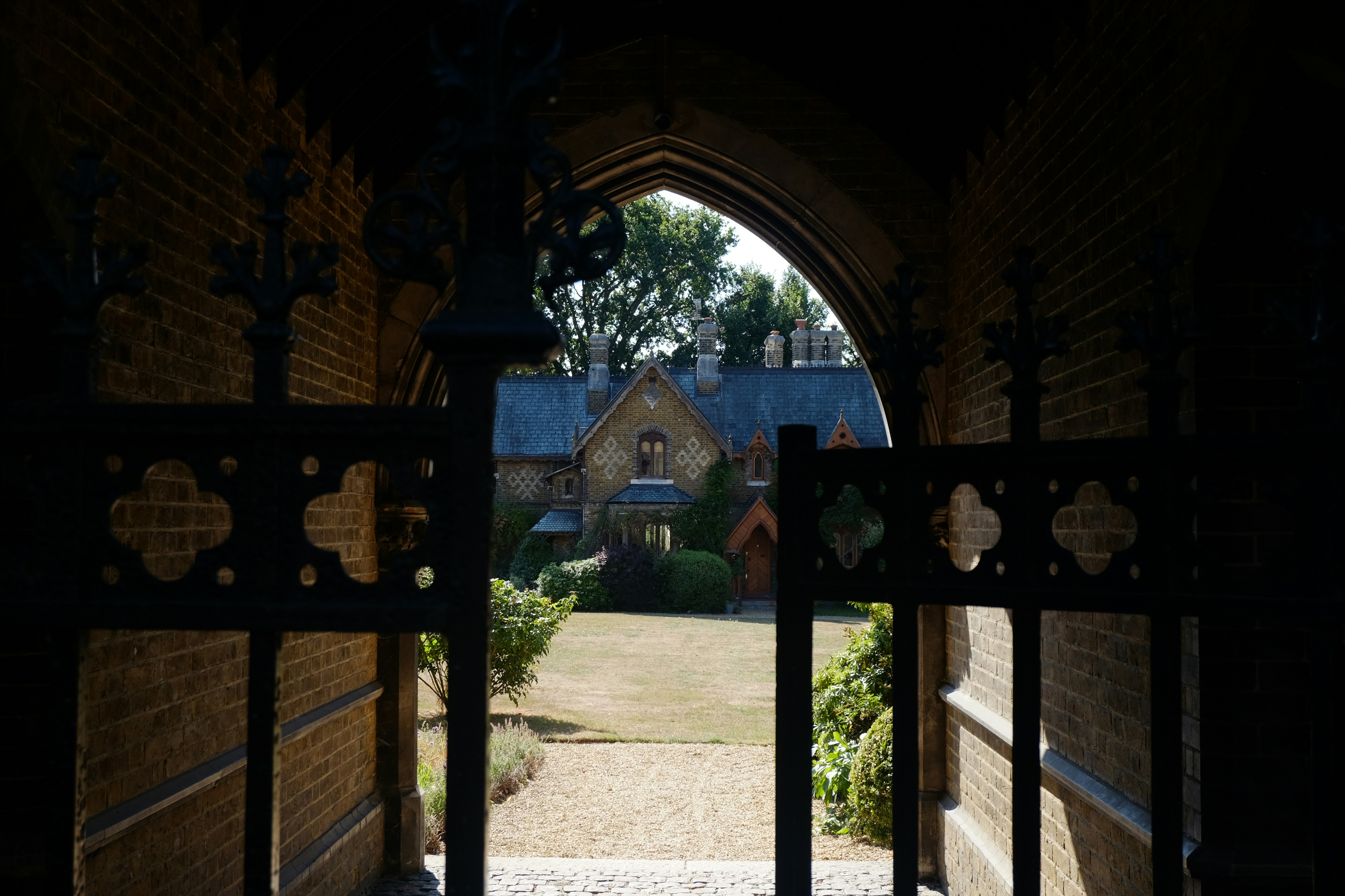 Gotisches Tor öffnet sich zu einem charmanten Haus und Garten
