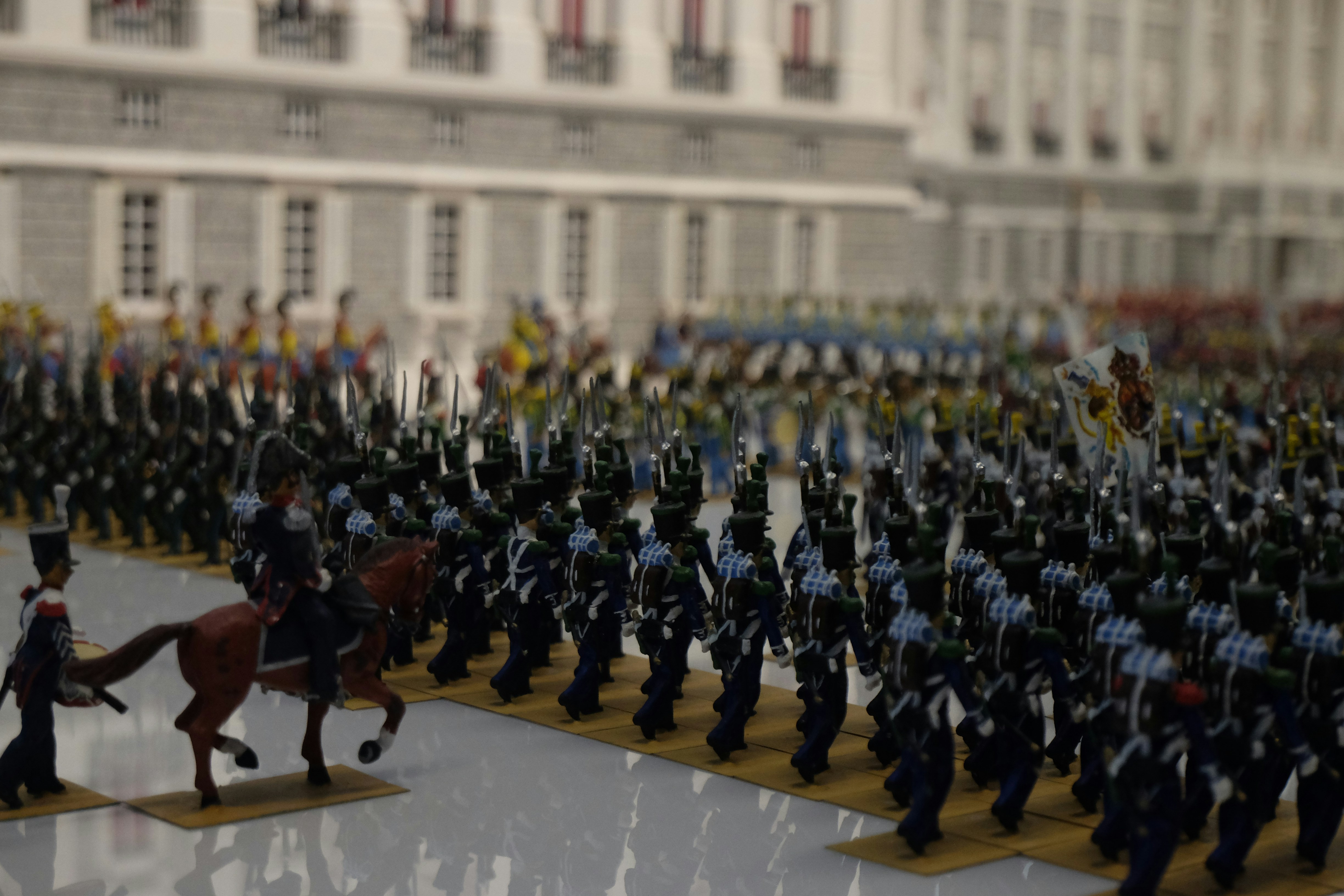 Miniatursoldaten in Formation mit einem Kavallerieoffizier.