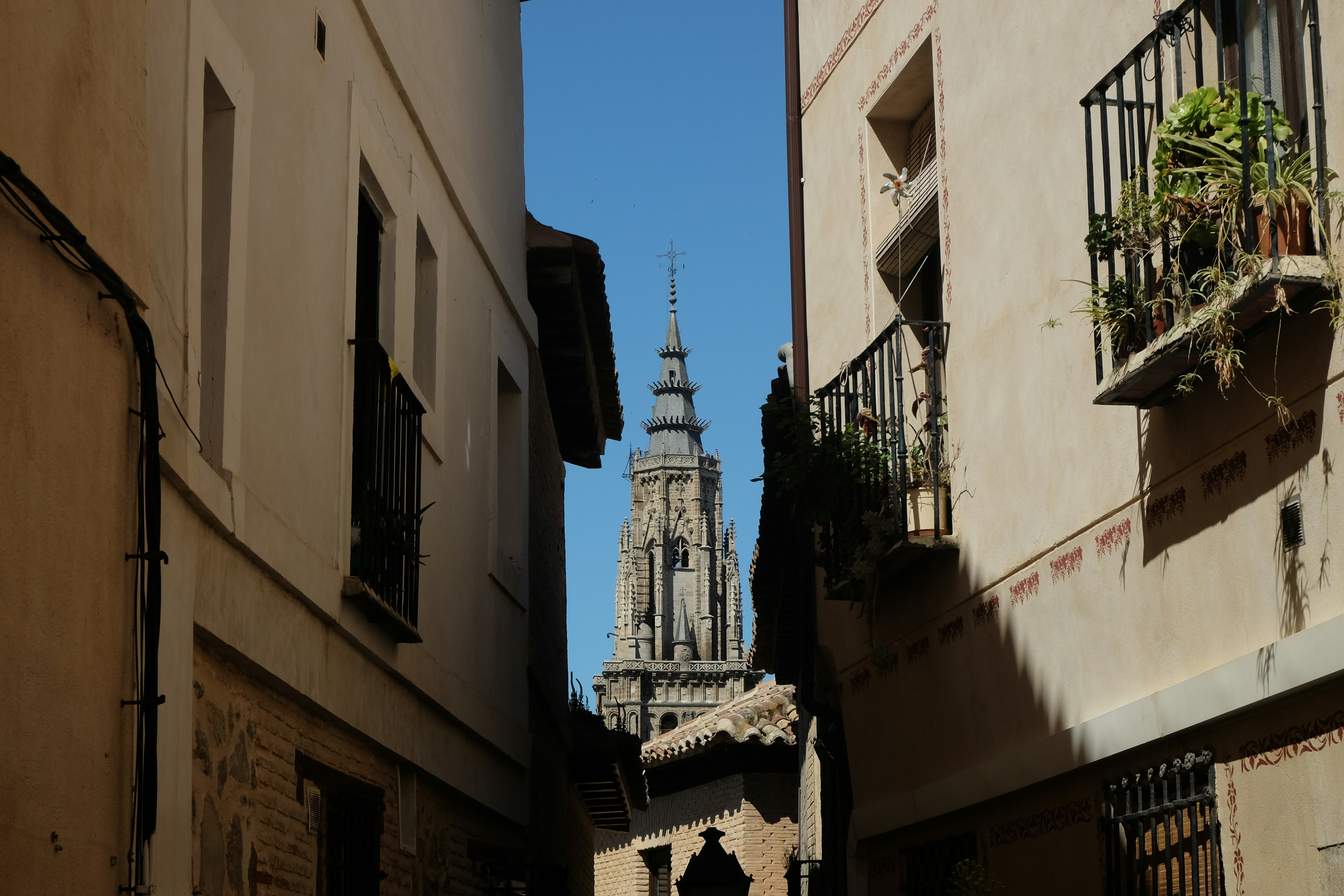 Schmale Straße mit einem hohen Turm der Kathedrale im Hintergrund