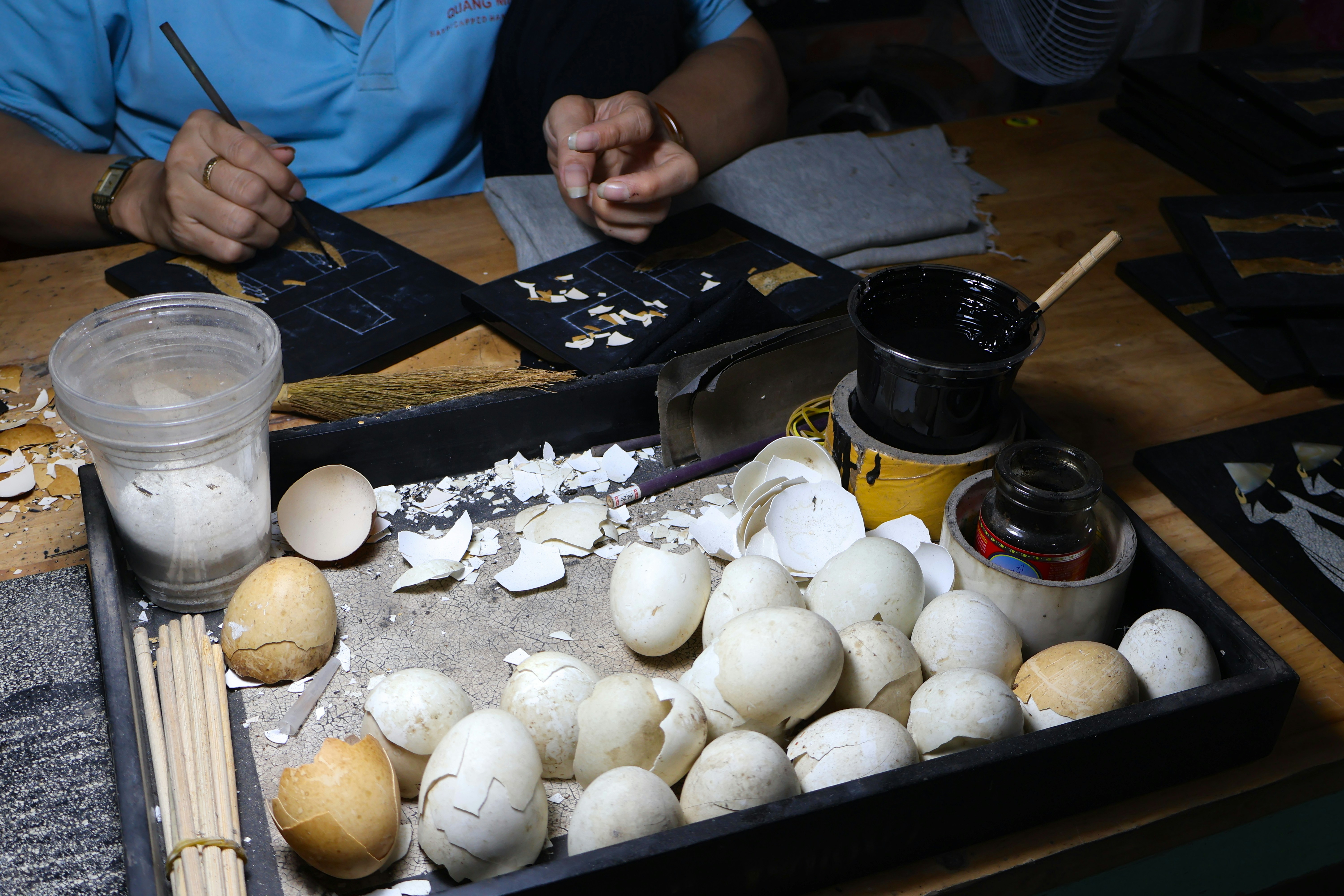 Ovos e cascas em uma bandeja com ferramentas.