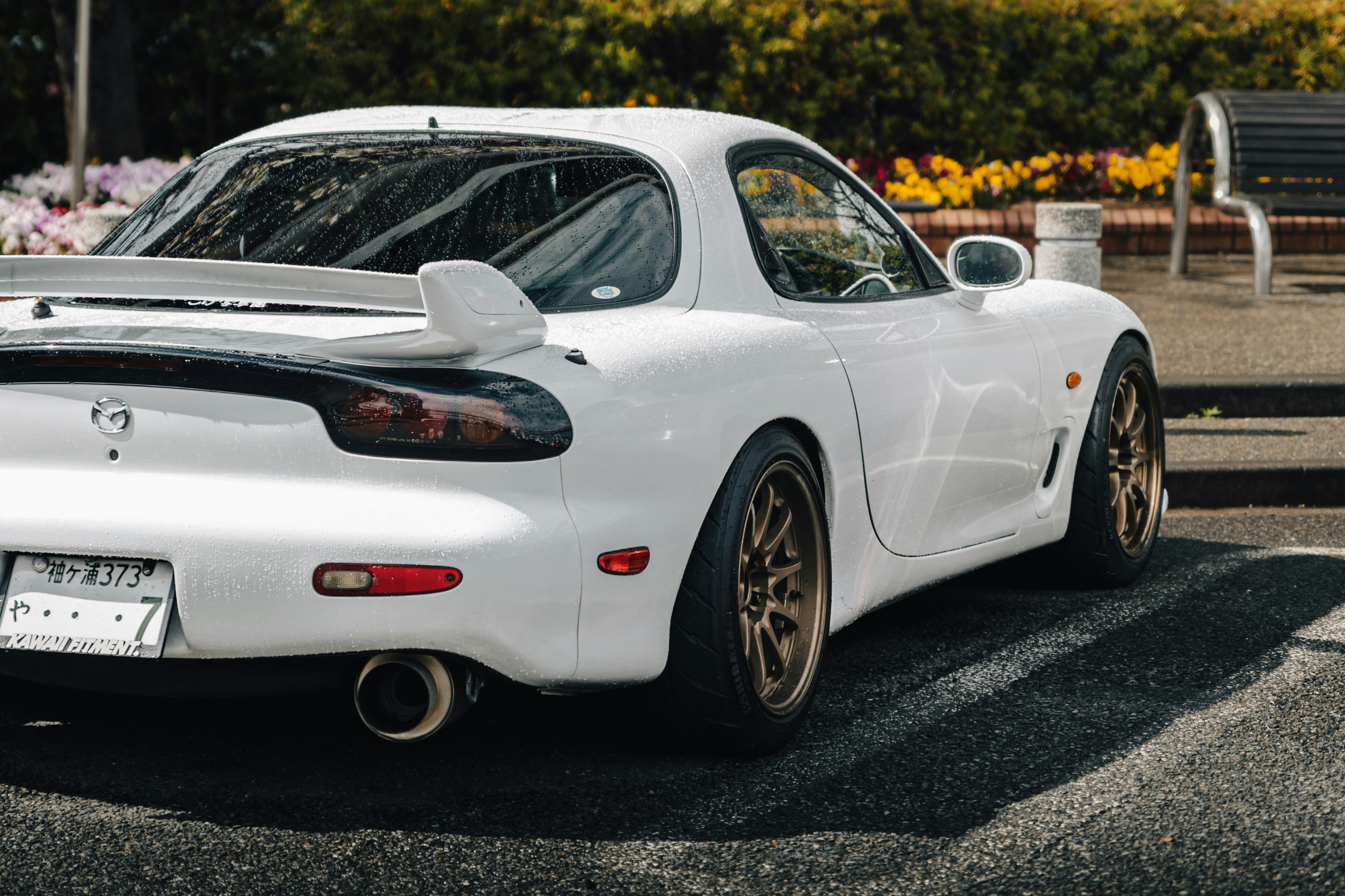 Mobil sport Mazda rx-7 putih diparkir di luar ruangan