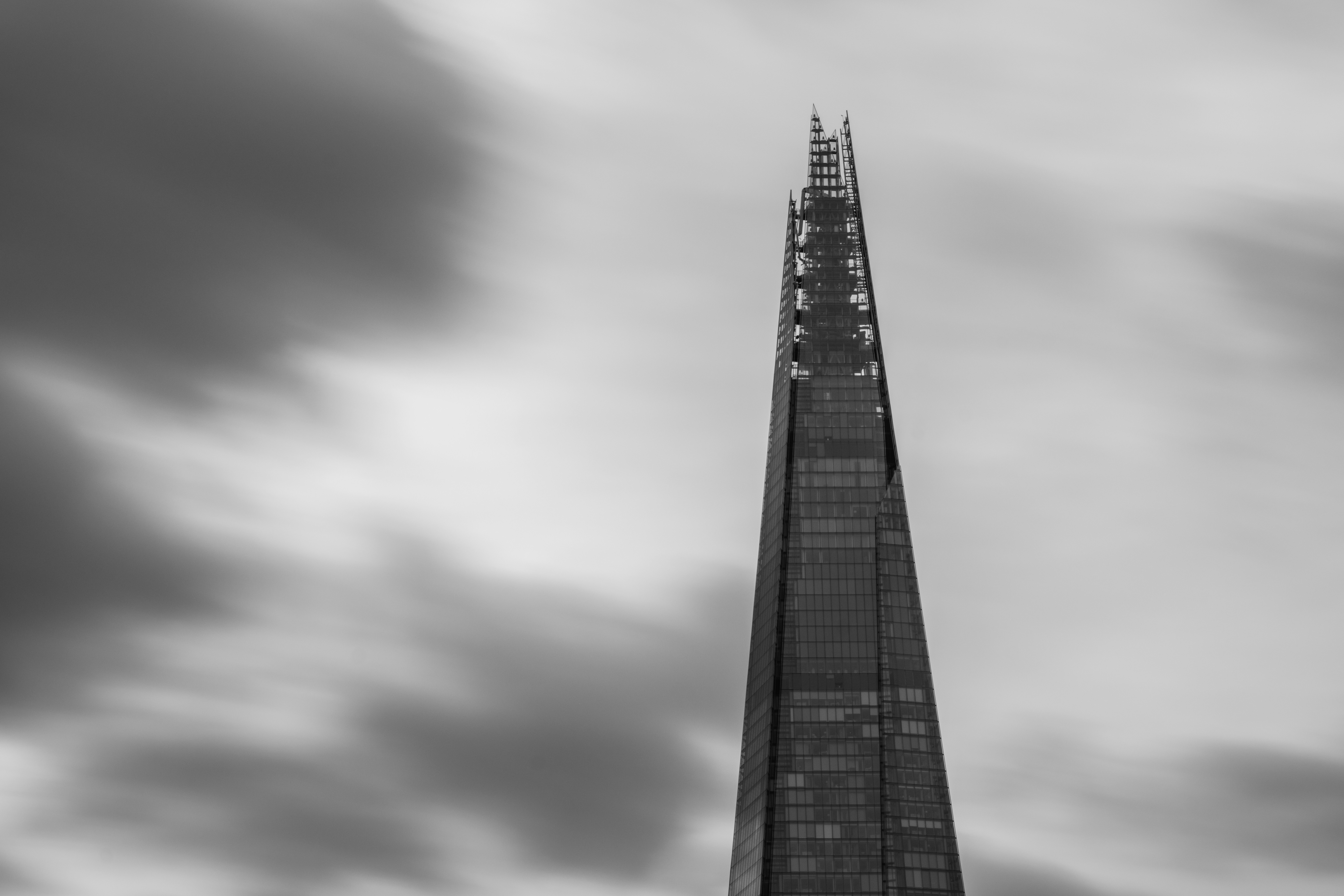 El rascacielos fragmentado contra un cielo nublado