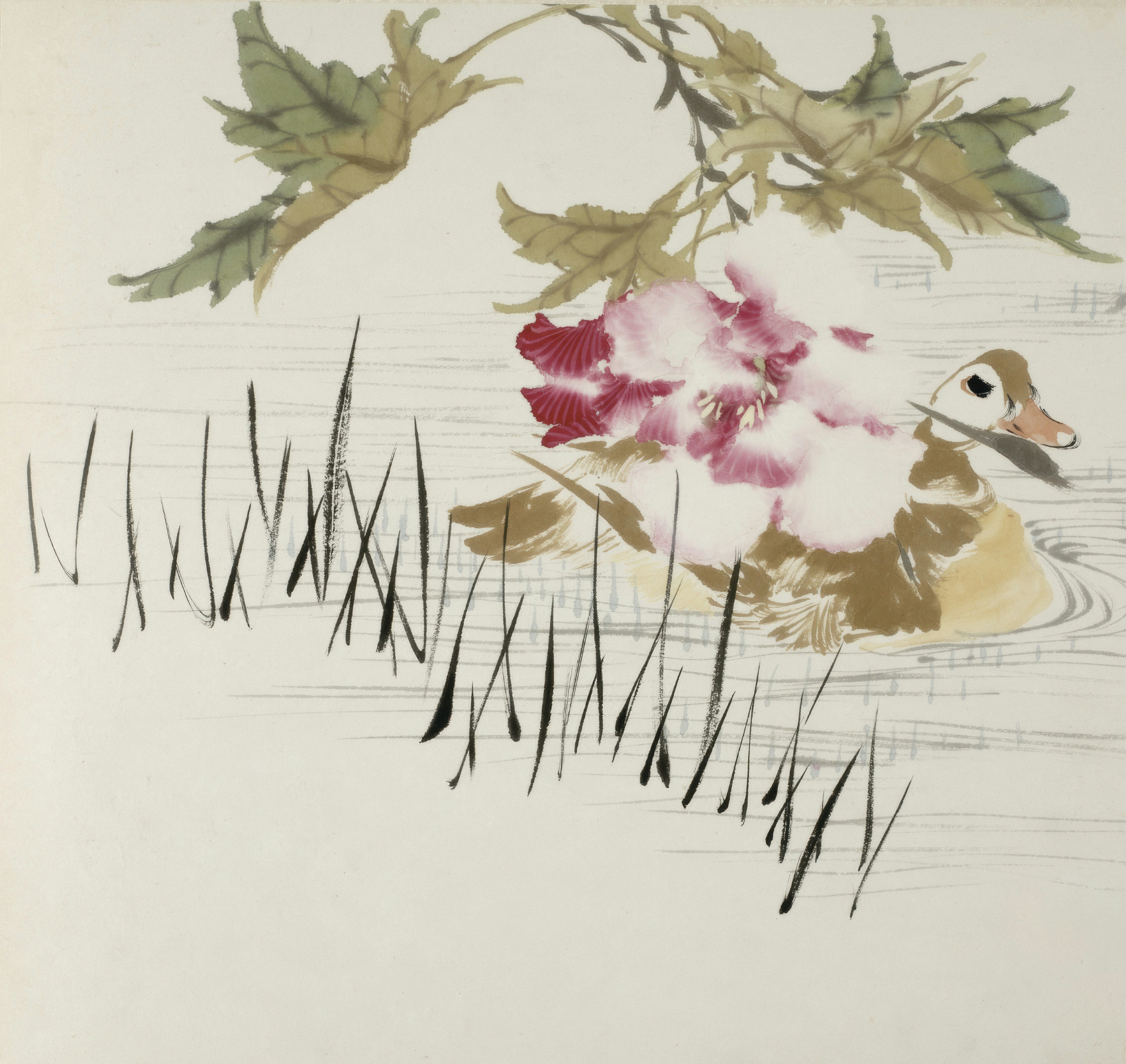 Eine Ente schwimmt in der Nähe einer blühenden Blume und Schilfrohren.