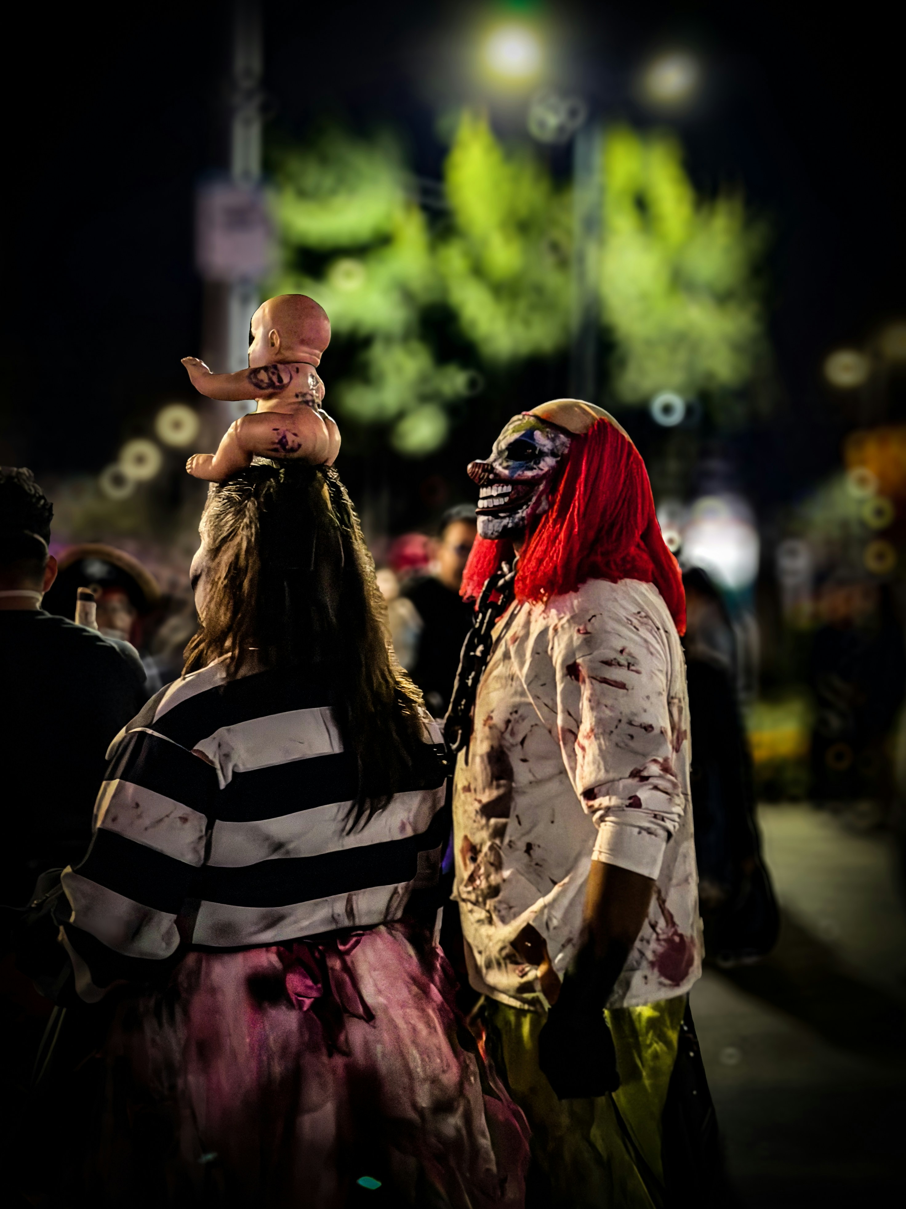Orang-orang dengan kostum halloween dengan riasan menyeramkan
