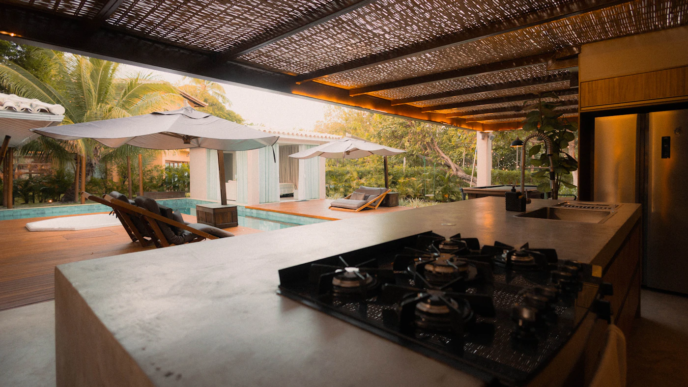 Cuisine extérieure et bord de piscine d'une villa moderne