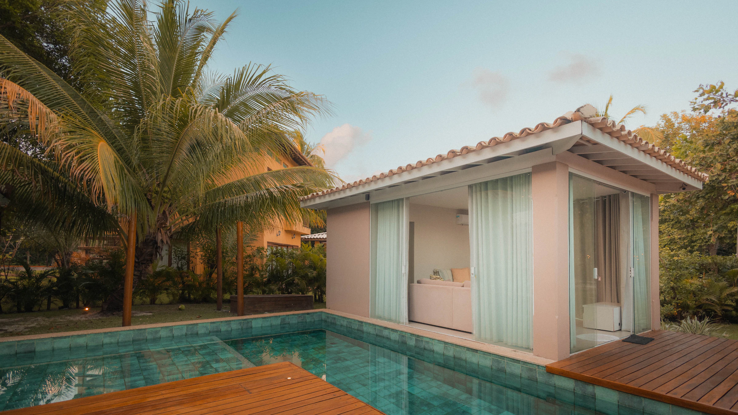 Cabane de piscine et palmiers d'une villa au bord d'une piscine