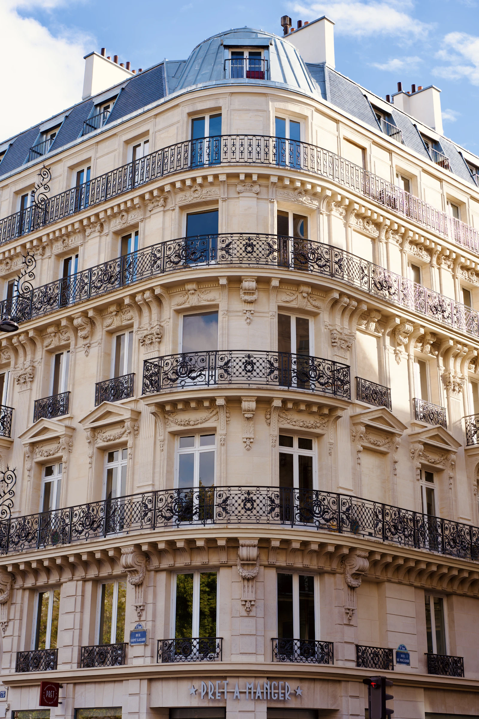 Façade haussmannienne en pierre de taille, balcons en fer forgé, Paris