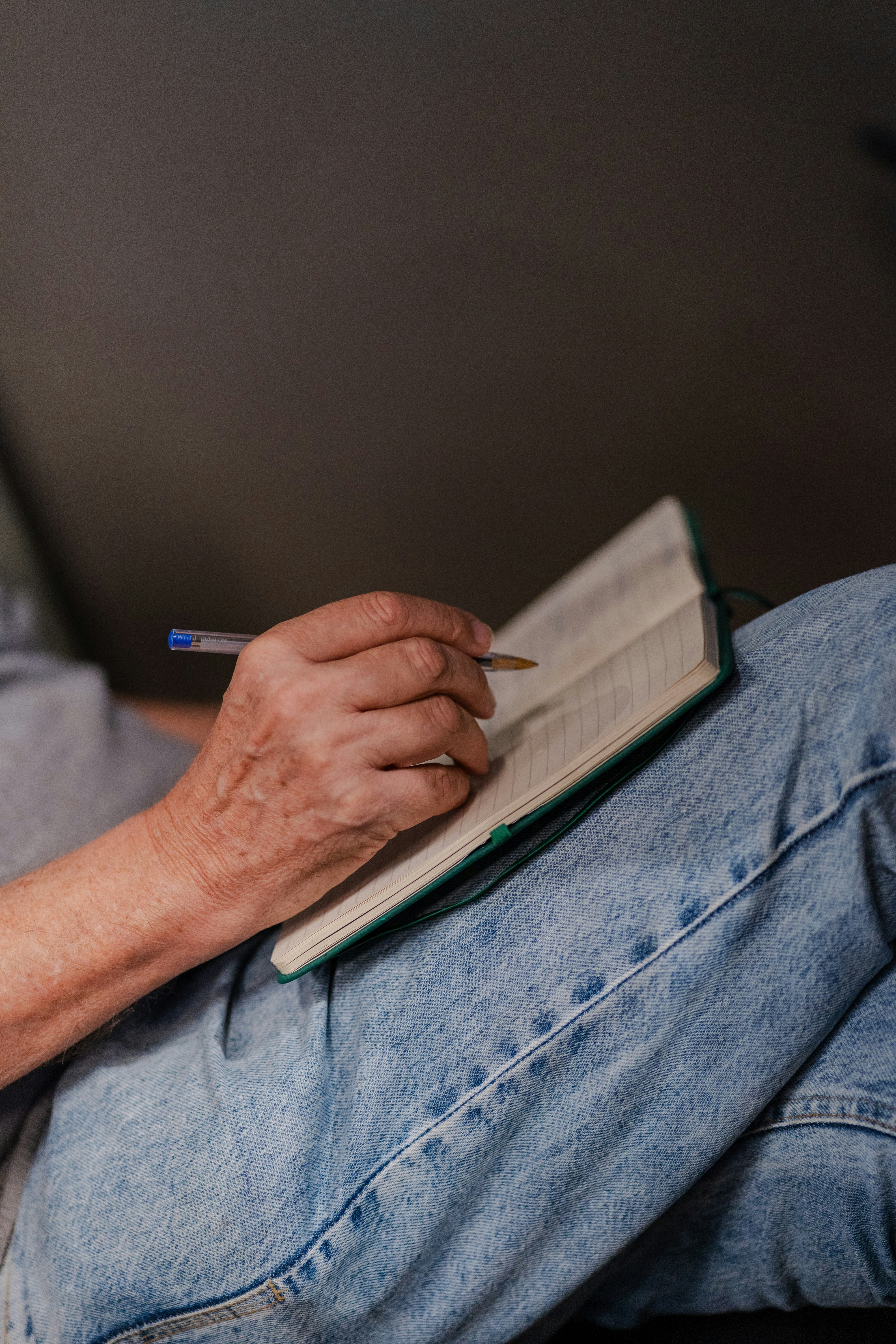 Bildquelle: Unsplash – Emotionales Essen überwinden durch Journaling (Foto: Rodrigo Rodrigues | WOLF Λ R T)