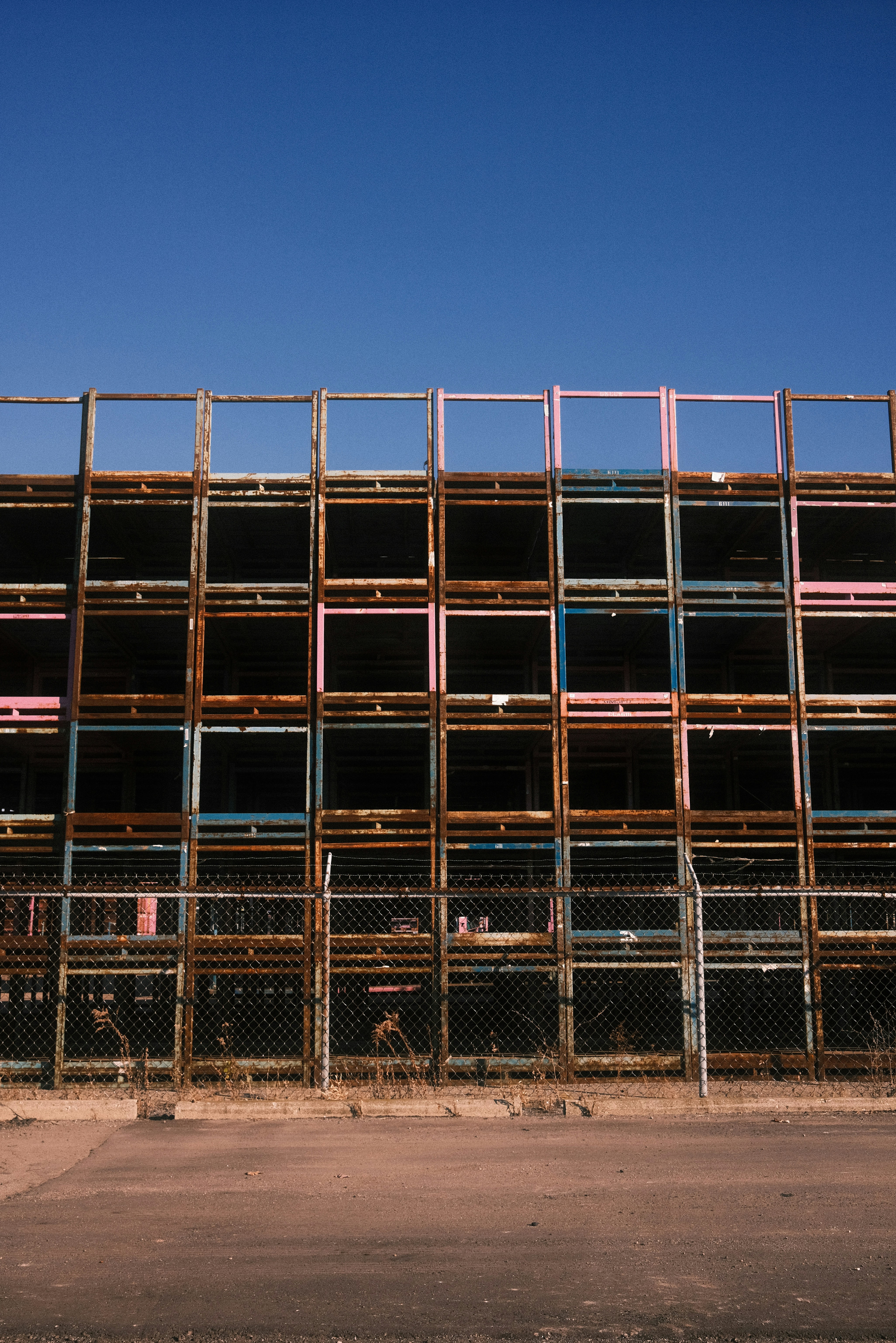 Casse industriali impilate contro un cielo azzurro e limpido