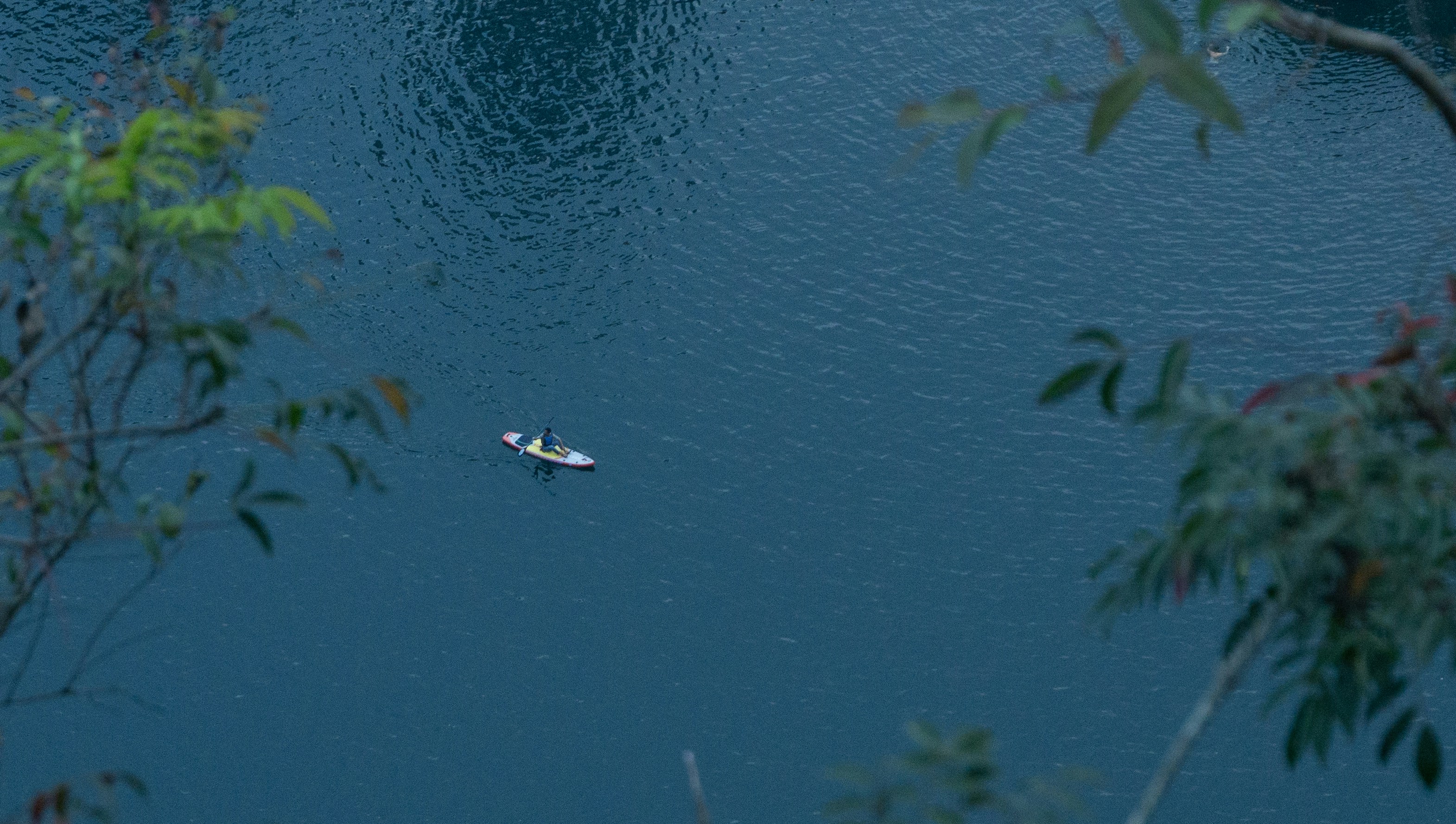 짙은 푸른 바다 위를 작은 배가 항해합니다. 사진 – Unsplash의 무료 여름 이미지, image size:3000x1699