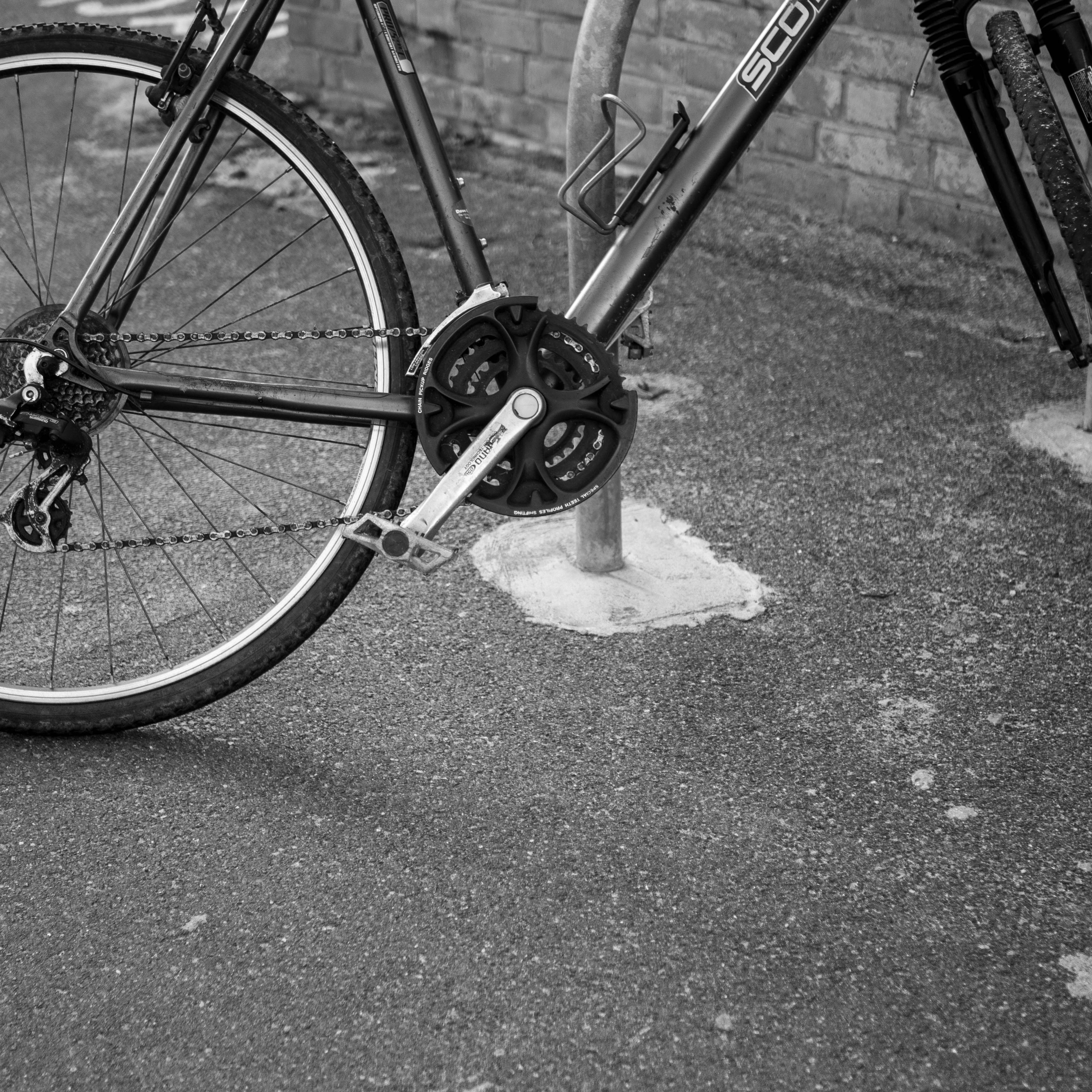 Un primer plano en blanco y negro de una cadena de bicicleta.