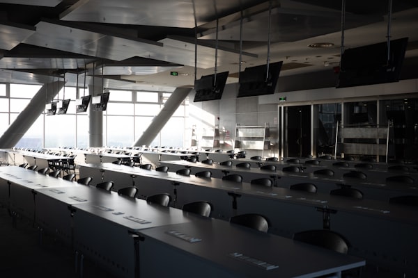 Espacio moderno con mesas listas para un evento