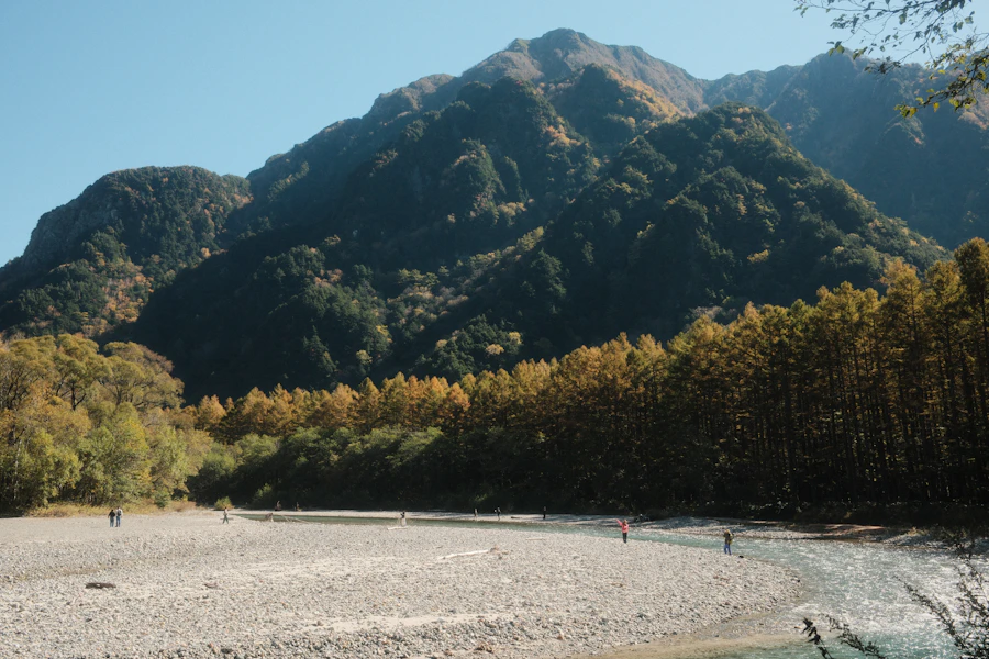 山岳と河原の風景