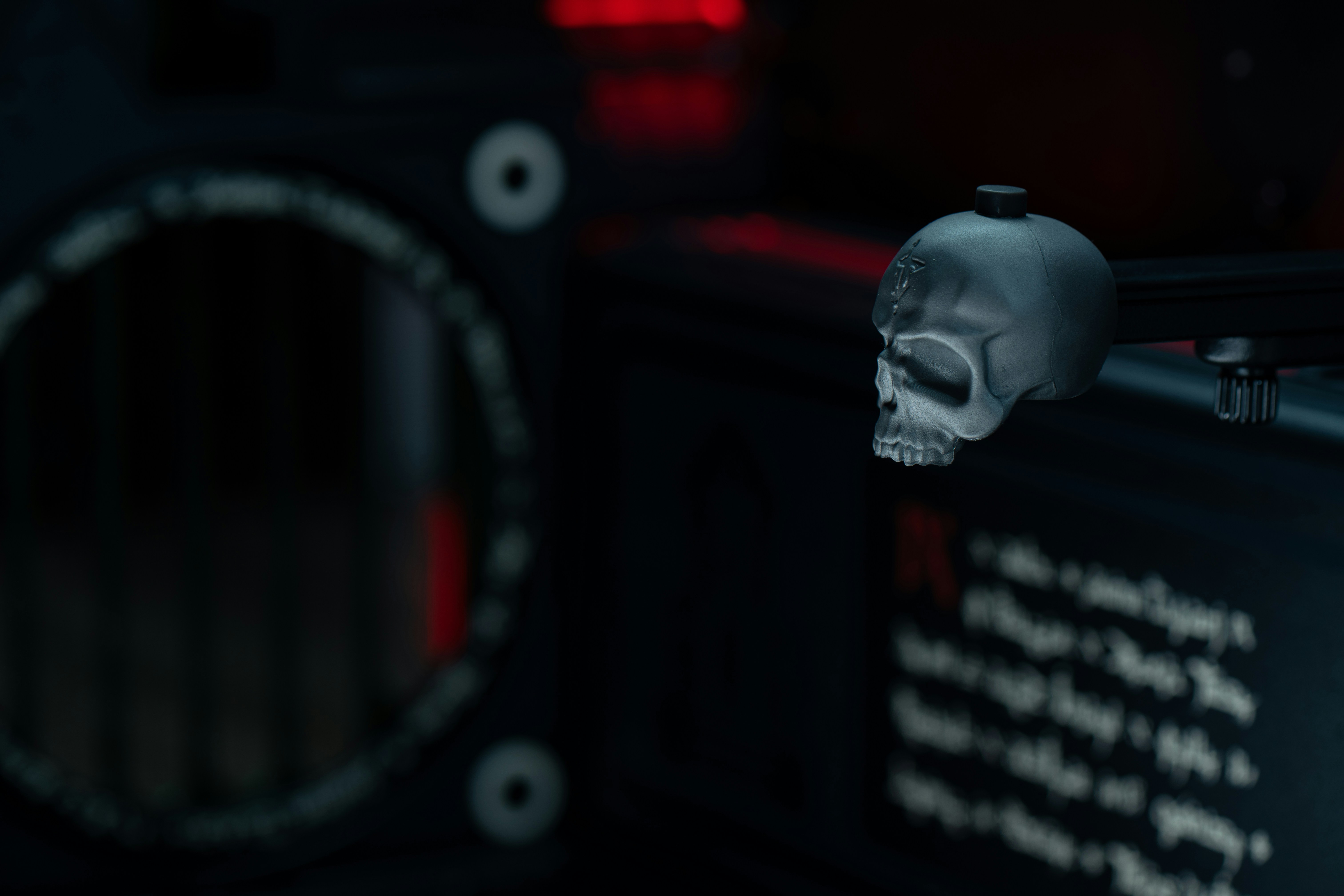 暗い表面に小さな頭蓋骨の装飾品。