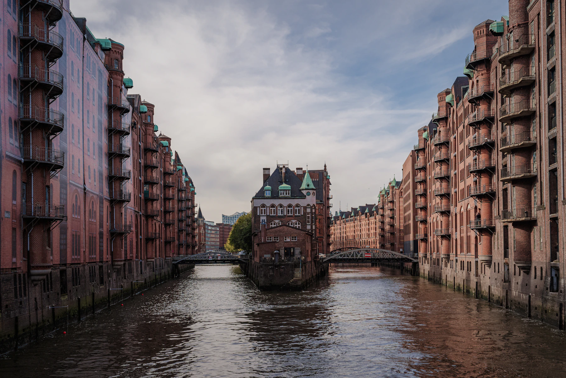 Speicherstadt-Kanal mit historischen Lagerhäusern in Hamburg