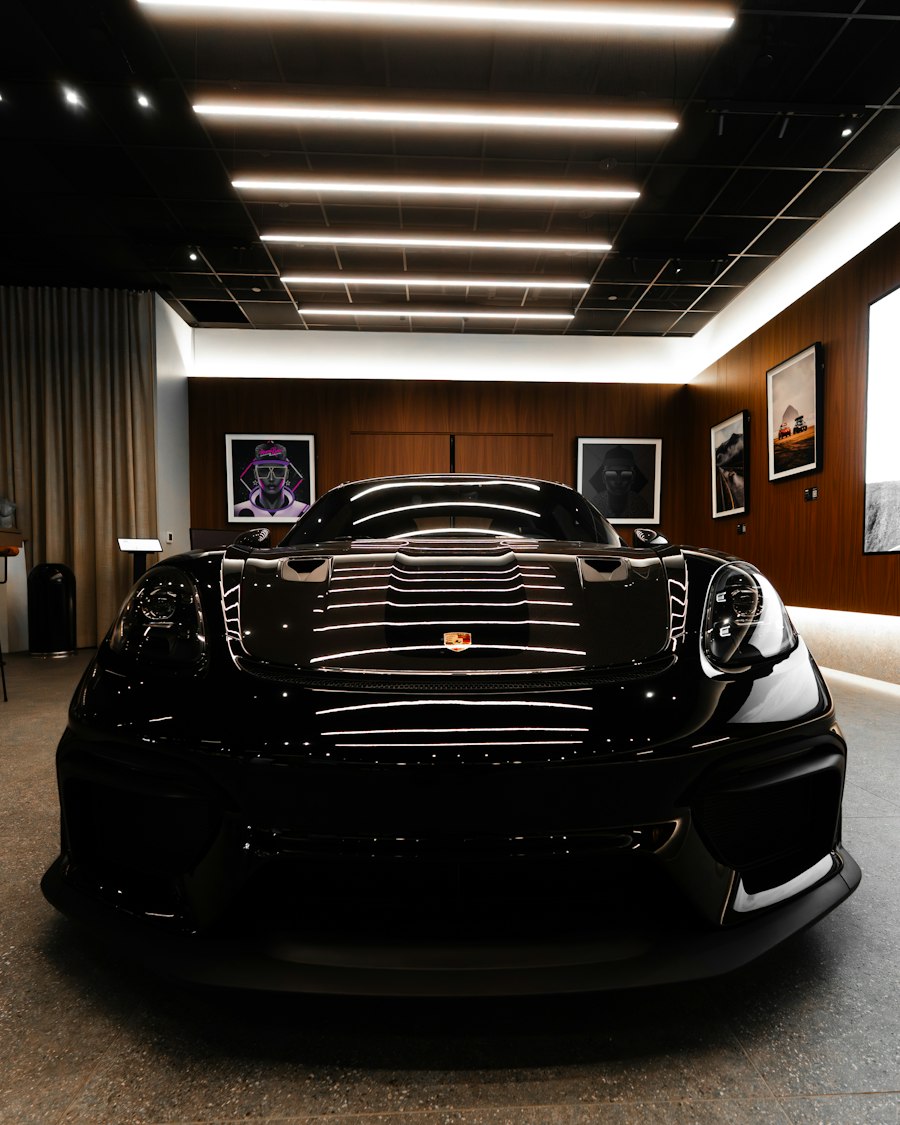 Voiture de sport noire en showroom