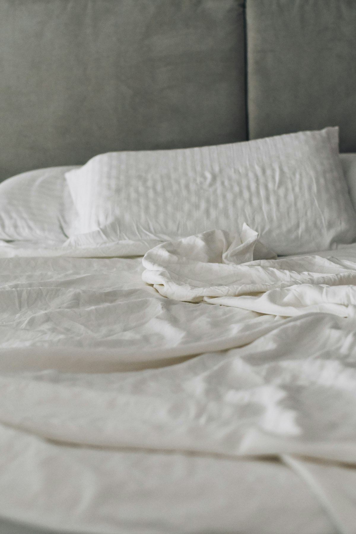 Organic Cotton vs Linen Bedding: Which Actually Breathes Better in Summer?