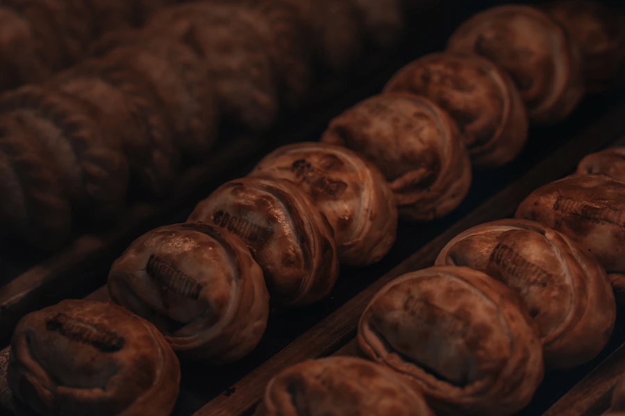 托盤上的傳統布拉邦香腸麵包捲