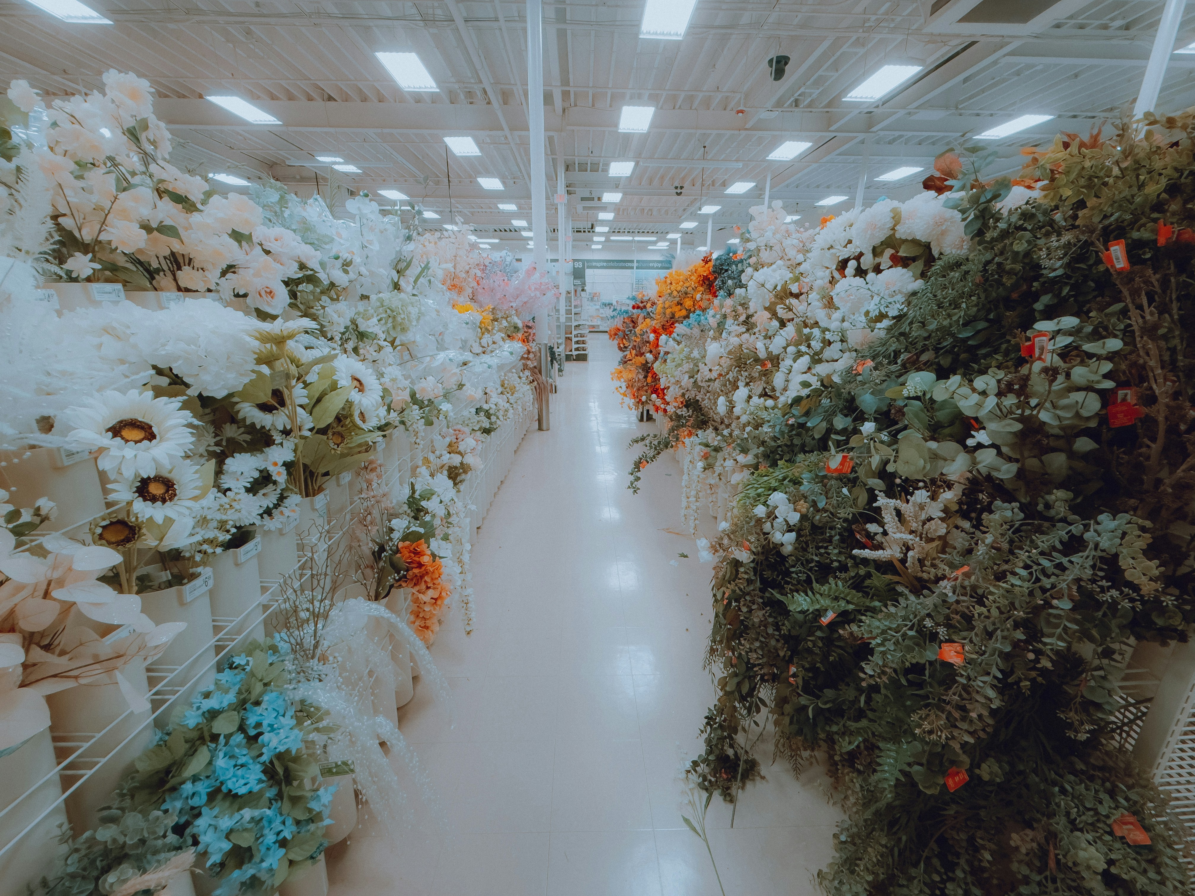 Pasillo de flores artificiales en una tienda.