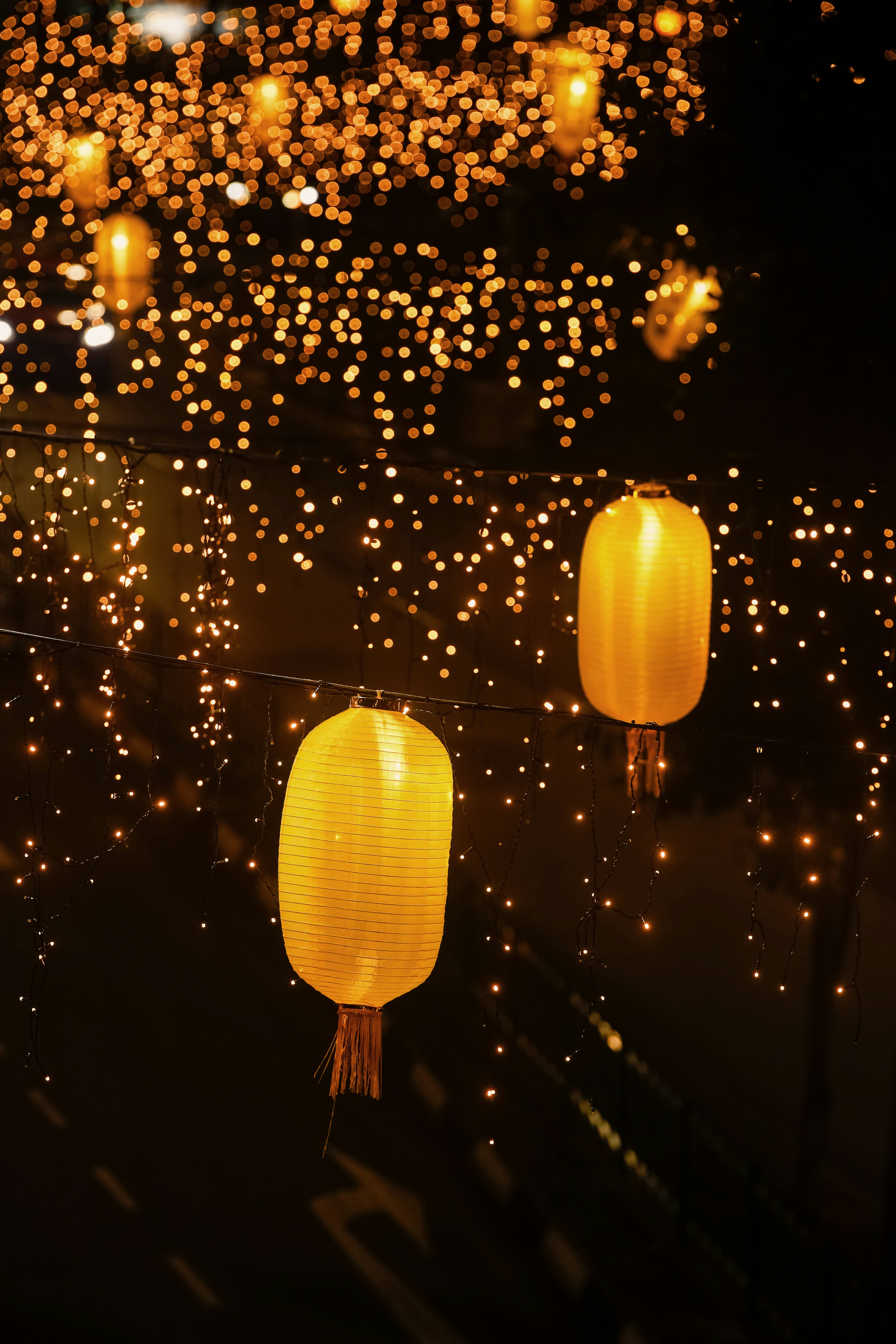 Lanterns candles rustic decor, ilustrasi artikel Beyond Blooms: Stunning Non-Floral Wedding Centerpiece Ideas 8