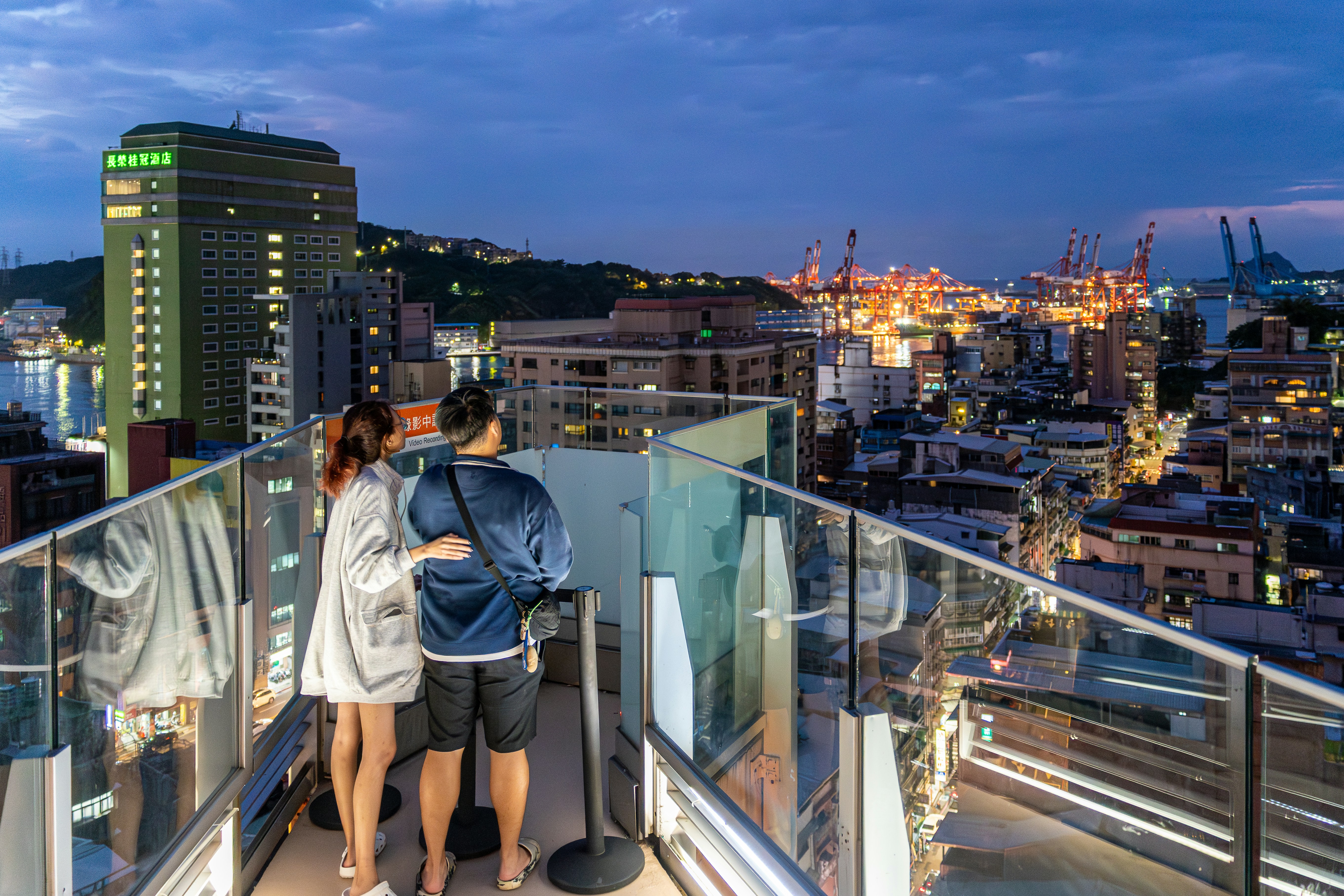 Contenedores y grúas en un puerto nocturno de Sudamérica