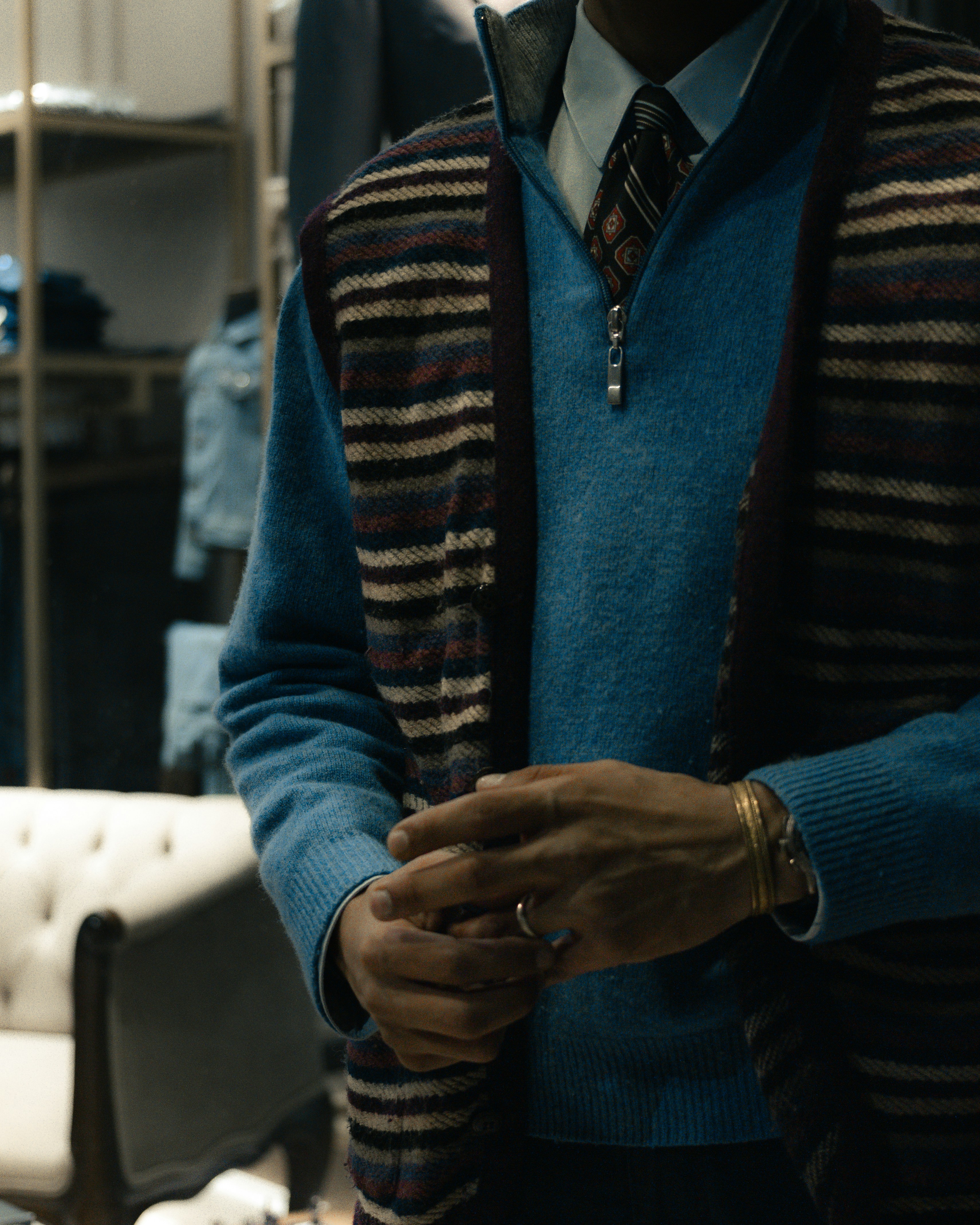 Cardigan London — detalhe de malha azul e fechamento frontal