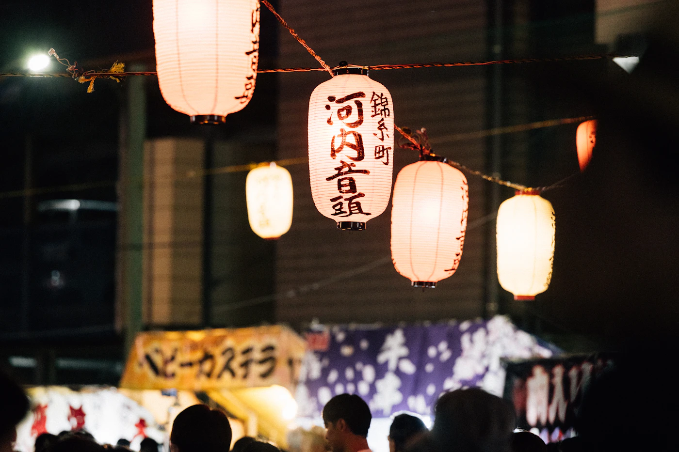 夏祭りの夜に灯る、日本の提灯