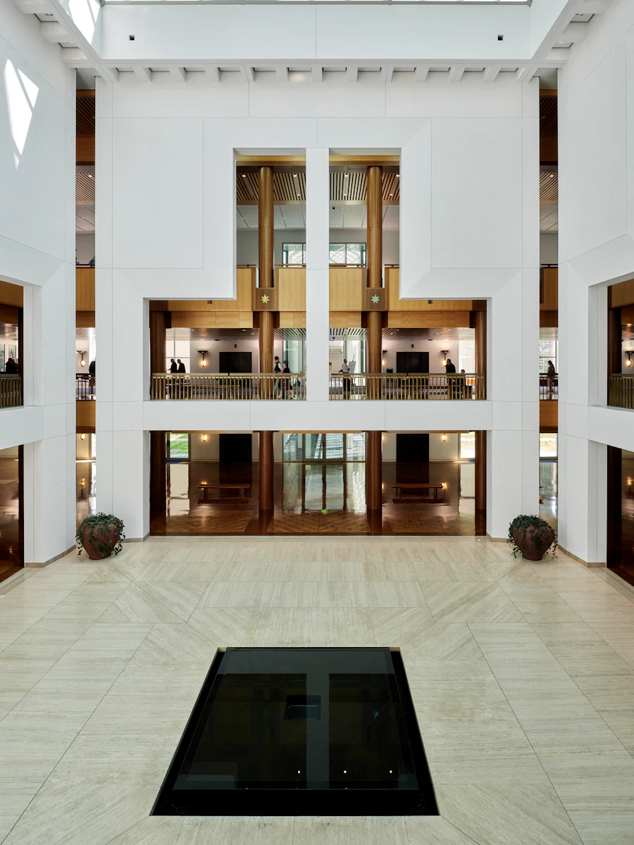 Weiter, heller Innenraum mit Atrium — virtueller 360°-Rundgang