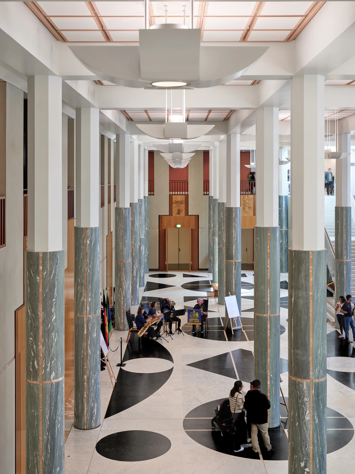 Marmorsäulen und geometrischer Boden einer Parlamentshalle